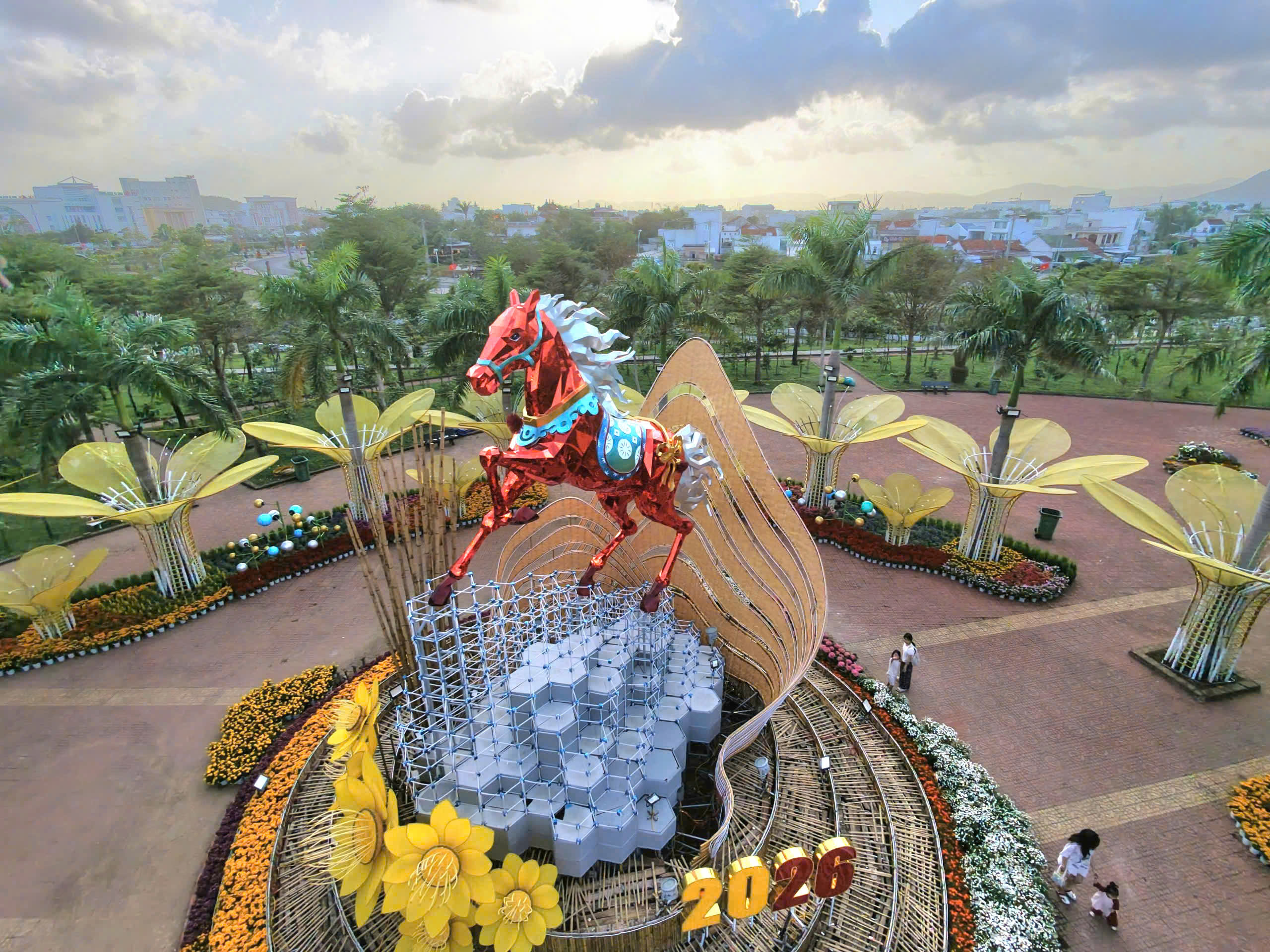 Linh vật ngựa Đắk Lắk tỏa sáng tại đường hoa xuân tuy hòa 2026 - Ảnh 11.