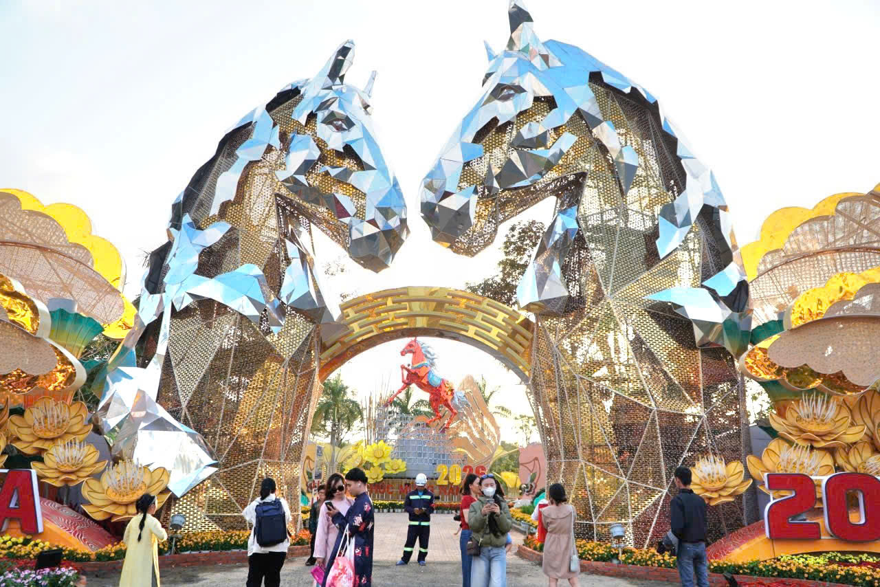 Linh vật ngựa Đắk Lắk tỏa sáng tại đường hoa xuân tuy hòa 2026 - Ảnh 7.