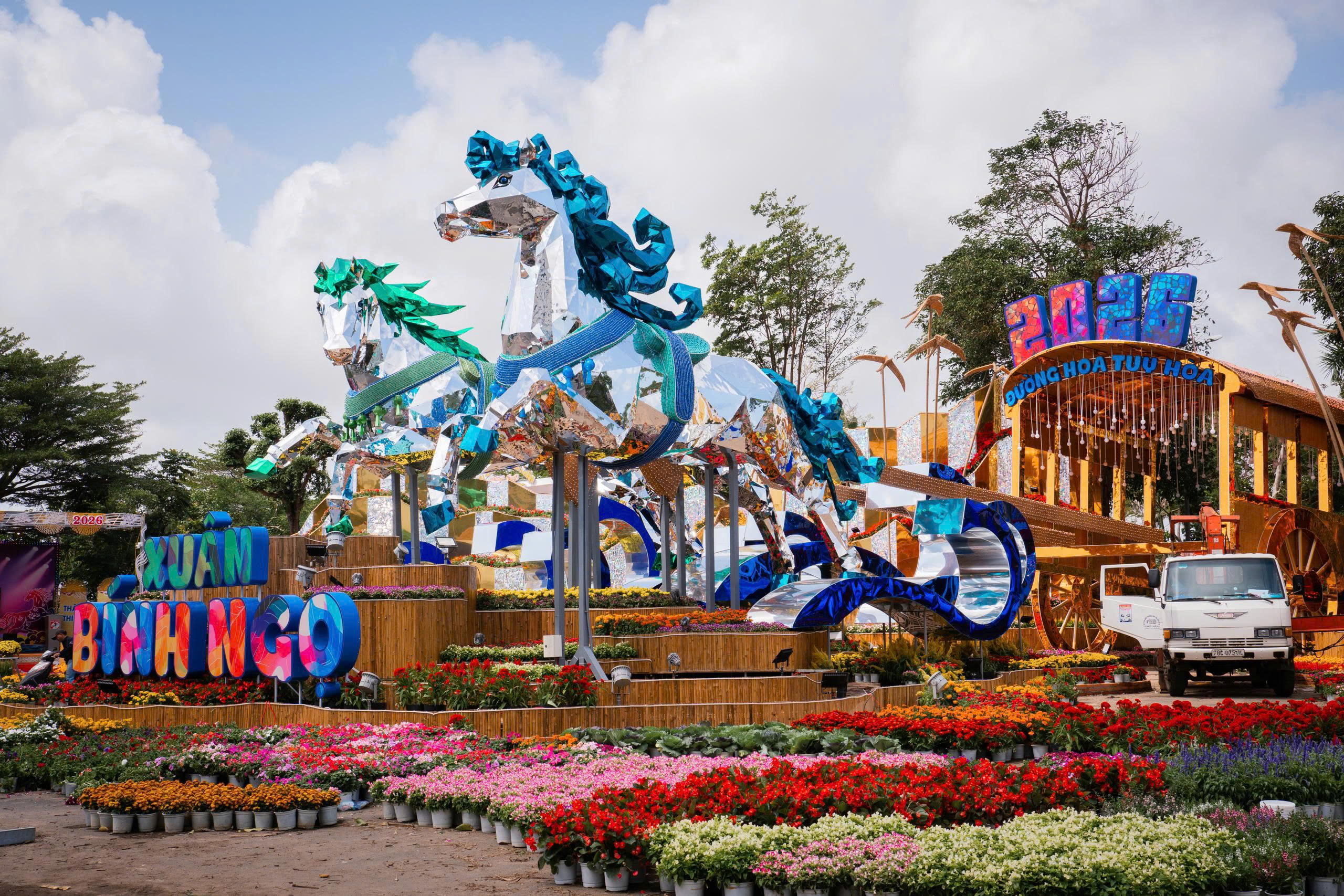 Linh vật ngựa Đắk Lắk tỏa sáng tại đường hoa xuân tuy hòa 2026 - Ảnh 4.