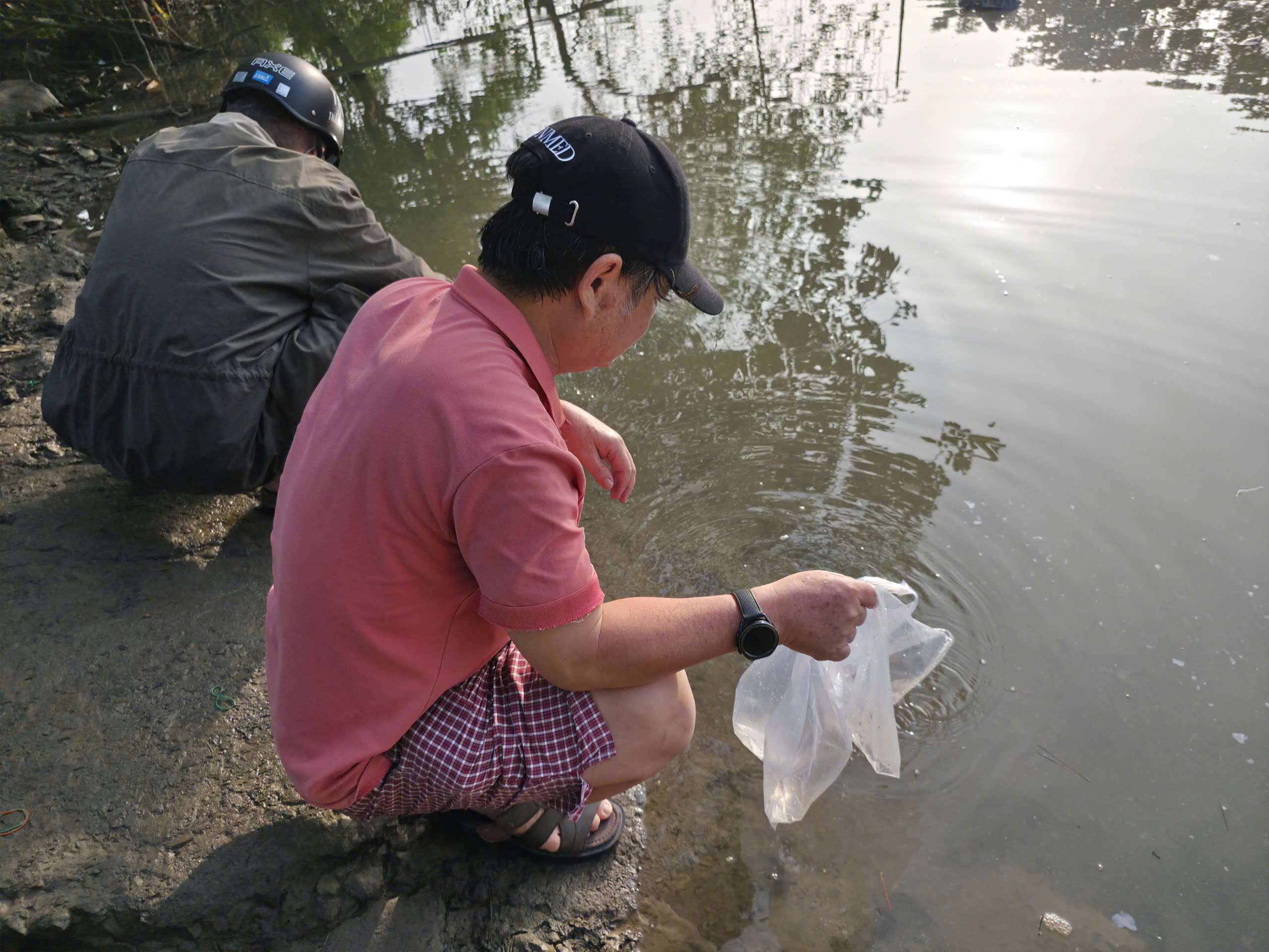 Người d&acirc;n TP HCM đi thả c&aacute; ch&eacute;p từ s&aacute;ng sớm - Ảnh 8.