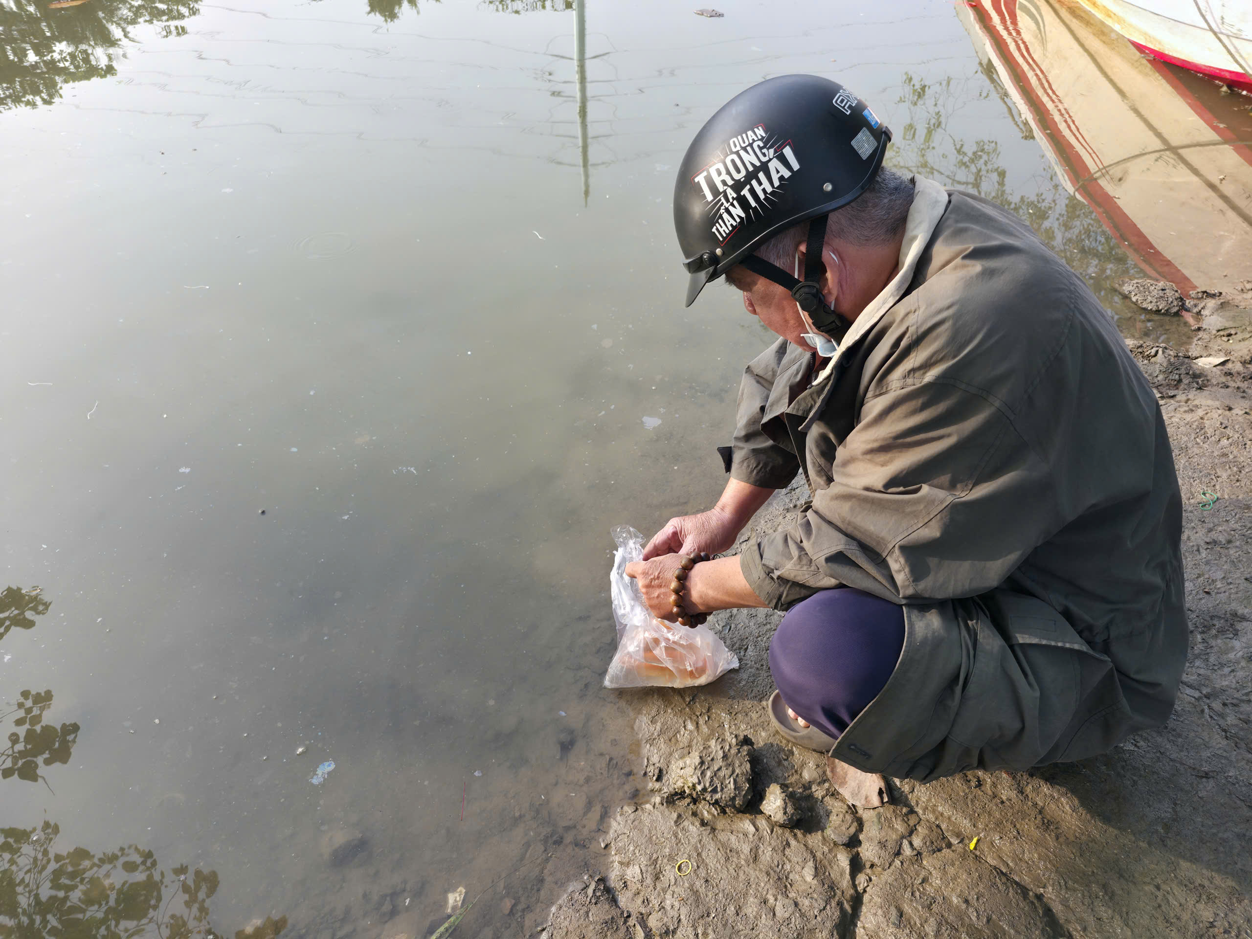 Người d&acirc;n TP HCM đi thả c&aacute; ch&eacute;p từ s&aacute;ng sớm - Ảnh 9.