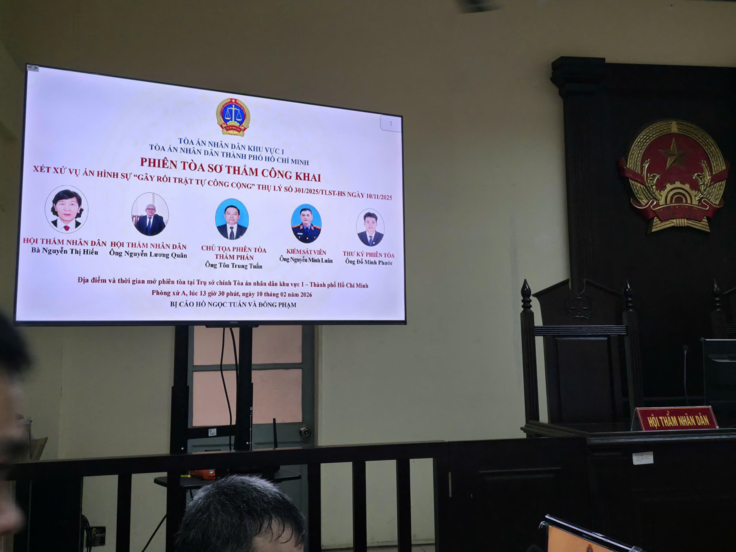 Vụ khiêng quan tài gây sốc ở chợ Bến Thành: Hôm nay, 11 bị cáo hầu tòa - Ảnh 2.