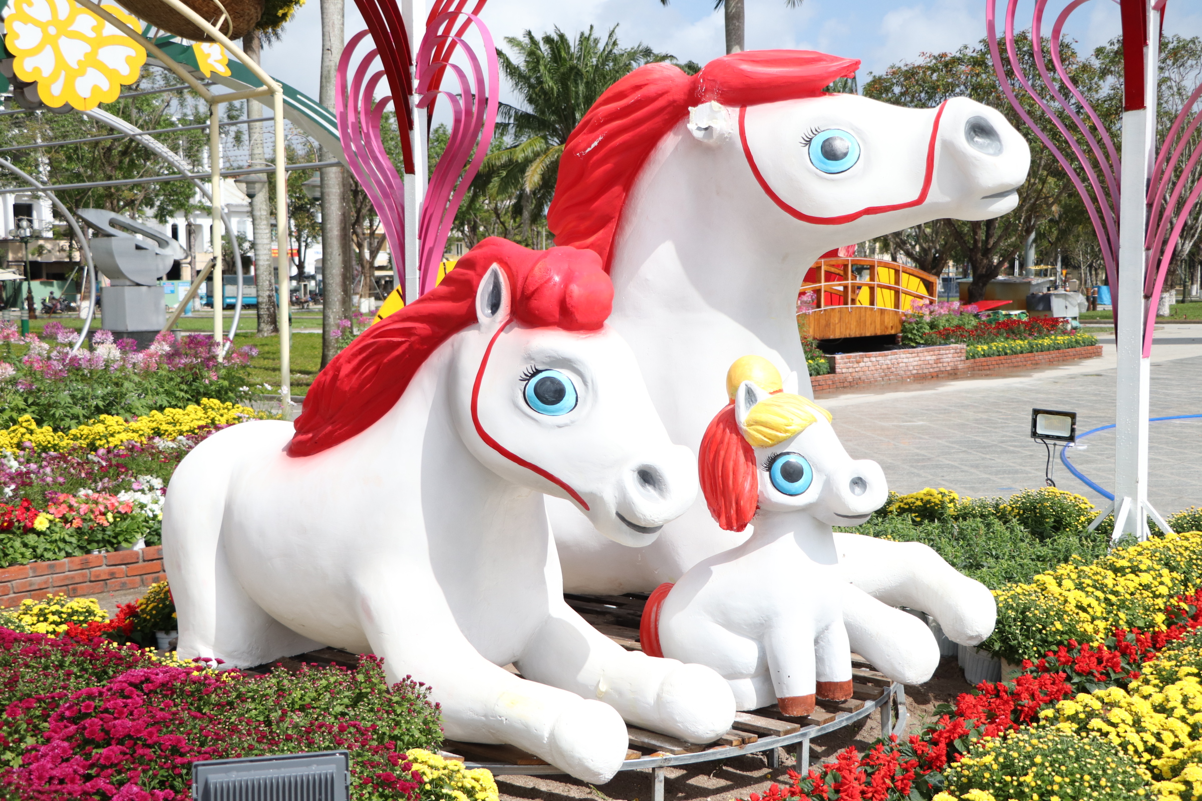 Uy nghi h&igrave;nh tượng Th&aacute;nh Gi&oacute;ng v&agrave; d&agrave;n Ngựa v&agrave;ng ở ph&iacute;a Nam Đ&agrave; Nẵng - Ảnh 1.