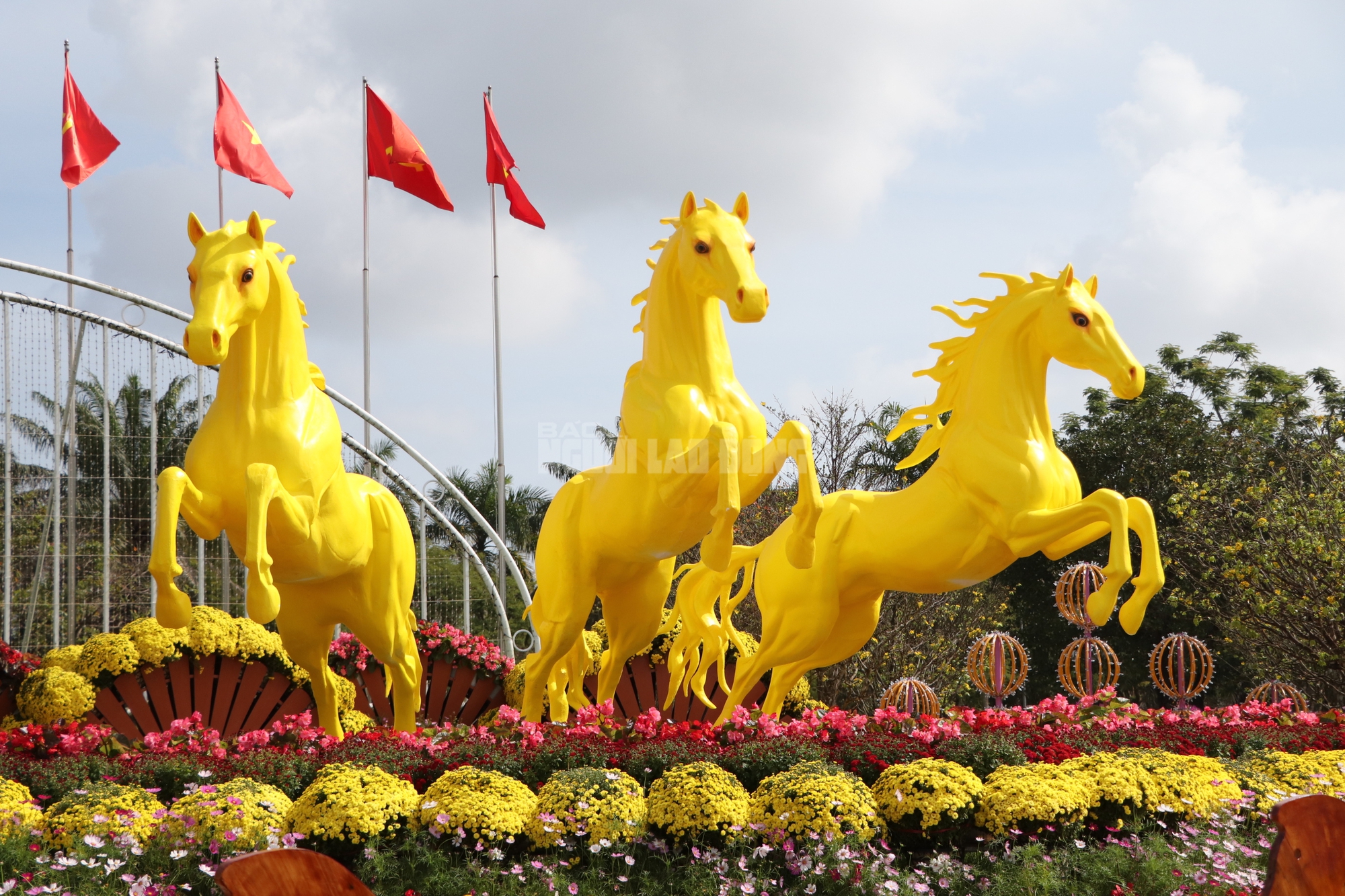 H&igrave;nh tượng Th&aacute;nh Gi&oacute;ng v&agrave; ngựa v&agrave;ng đẹp mắt tại Quảng trường 24 / 3 Đ&agrave; Nẵng - Ảnh 2.