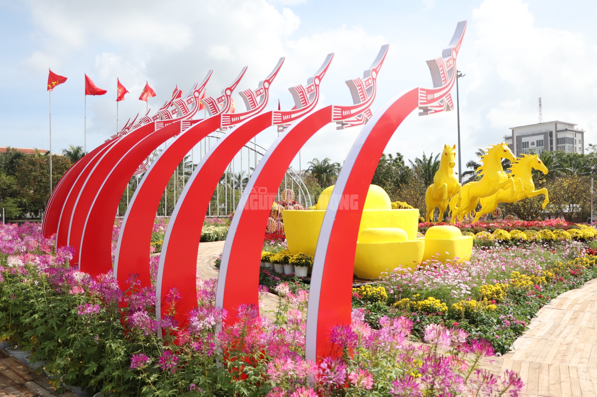 H&igrave;nh tượng Th&aacute;nh Gi&oacute;ng v&agrave; ngựa v&agrave;ng đẹp mắt tại Quảng trường 24 / 3 Đ&agrave; Nẵng - Ảnh 4.