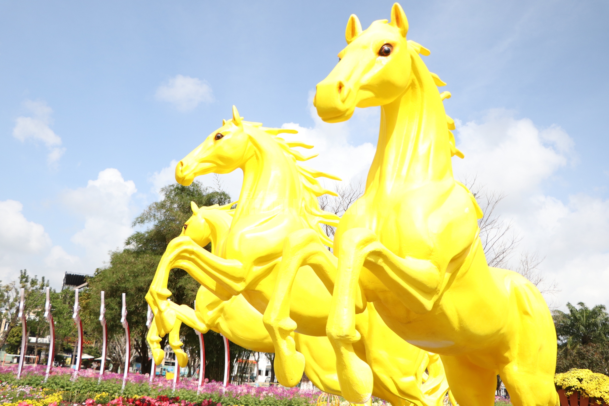 H&igrave;nh tượng Th&aacute;nh Gi&oacute;ng v&agrave; ngựa v&agrave;ng đẹp mắt tại Quảng trường 24 / 3 Đ&agrave; Nẵng - Ảnh 5.