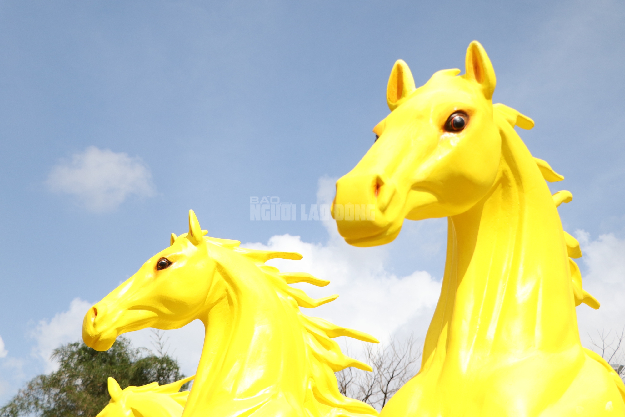 H&igrave;nh tượng Th&aacute;nh Gi&oacute;ng v&agrave; ngựa v&agrave;ng đẹp mắt tại Quảng trường 24 / 3 Đ&agrave; Nẵng - Ảnh 6.