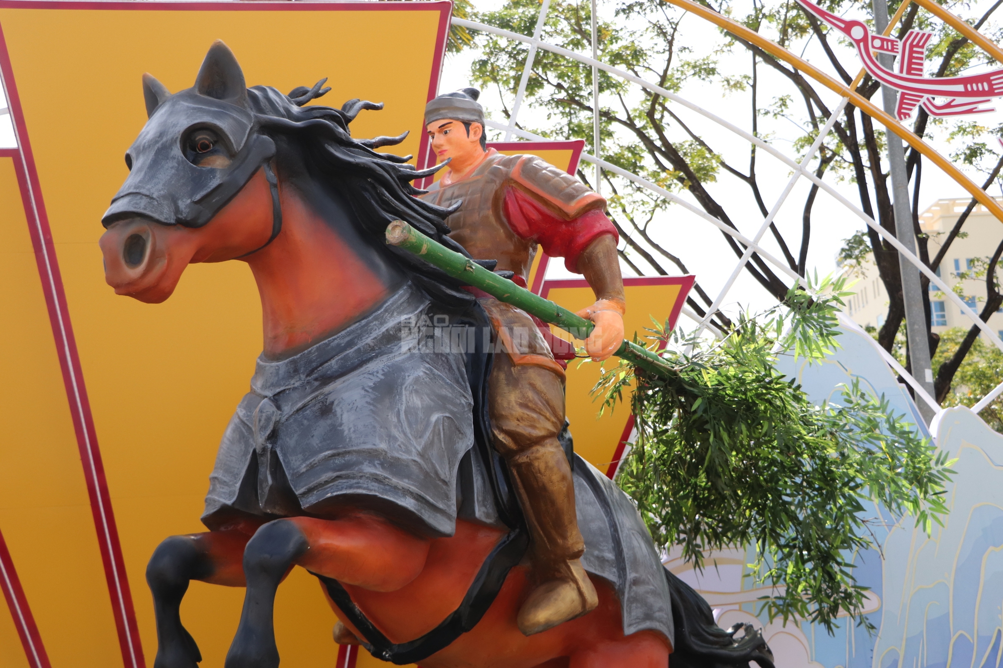 H&igrave;nh tượng Th&aacute;nh Gi&oacute;ng v&agrave; ngựa v&agrave;ng đẹp mắt tại Quảng trường 24 / 3 Đ&agrave; Nẵng - Ảnh 7.