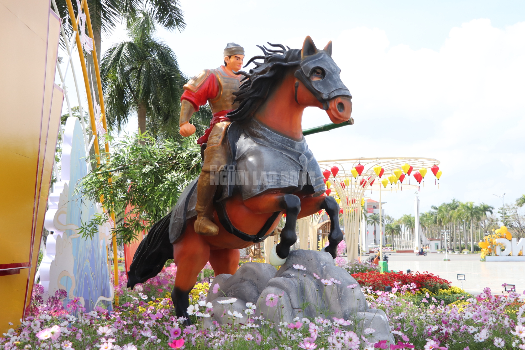 H&igrave;nh tượng Th&aacute;nh Gi&oacute;ng v&agrave; ngựa v&agrave;ng đẹp mắt tại Quảng trường 24 / 3 Đ&agrave; Nẵng - Ảnh 9.