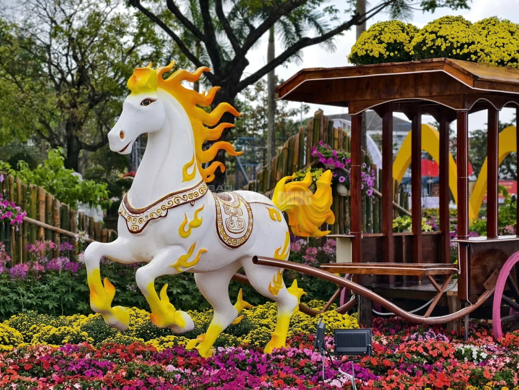 H&igrave;nh tượng Th&aacute;nh Gi&oacute;ng v&agrave; ngựa v&agrave;ng đẹp mắt tại Quảng trường 24 / 3 Đ&agrave; Nẵng - Ảnh 12.