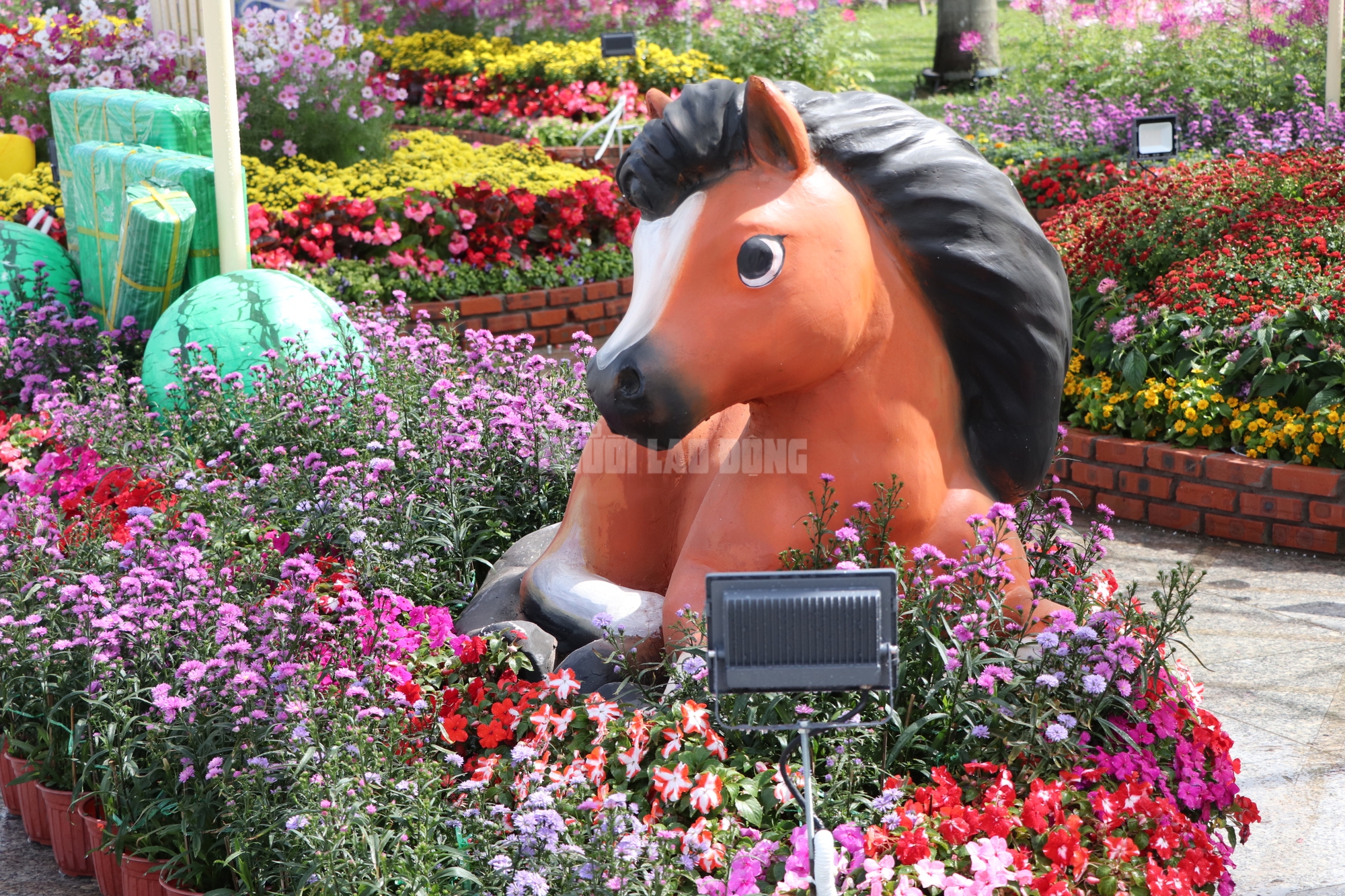 H&igrave;nh tượng Th&aacute;nh Gi&oacute;ng v&agrave; ngựa v&agrave;ng đẹp mắt tại Quảng trường 24 / 3 Đ&agrave; Nẵng - Ảnh 17.