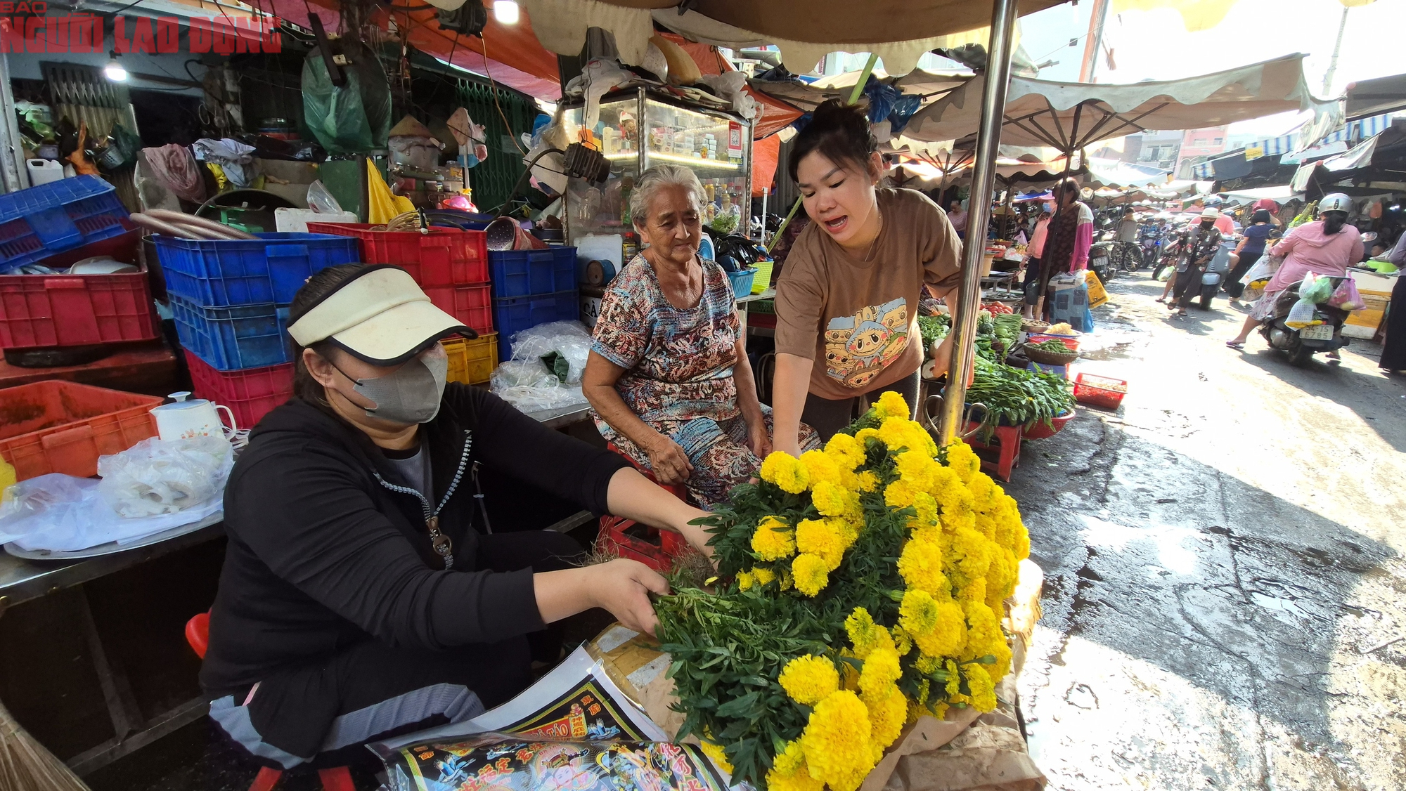 Chợ Tết 23 th&aacute;ng Chạp: C&aacute; ch&eacute;p nhỏ v&agrave; tr&aacute;i c&acirc;y đổ bộ Thị trường c&uacute;ng &ocirc;ng T&aacute;o - Ảnh 7.