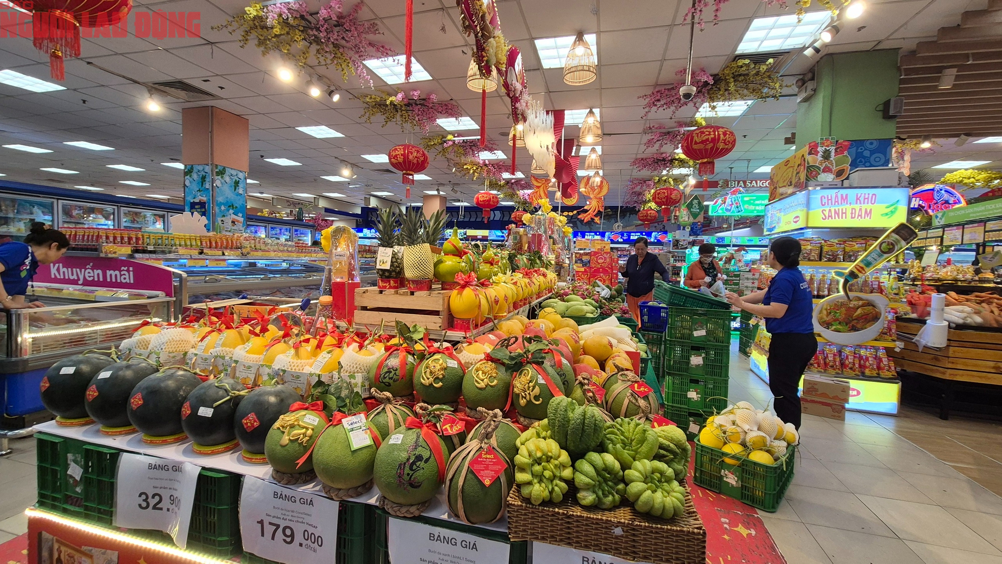 Chợ Tết 23 th&aacute;ng Chạp: C&aacute; ch&eacute;p nhỏ v&agrave; tr&aacute;i c&acirc;y đổ bộ Thị trường c&uacute;ng &ocirc;ng T&aacute;o - Ảnh 11.