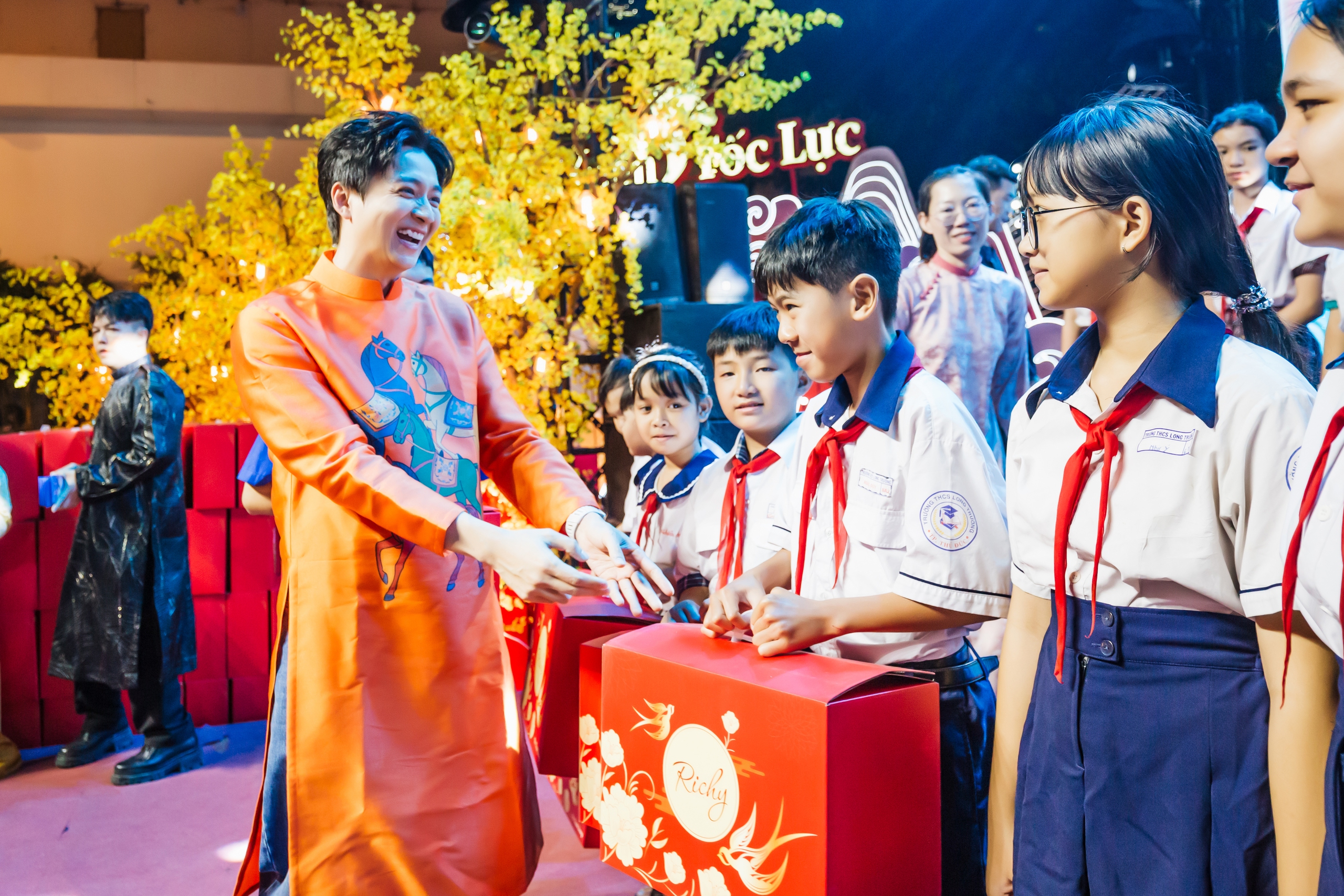 Hàng loạt nghệ sĩ nhận bằng khen - Ảnh 4.