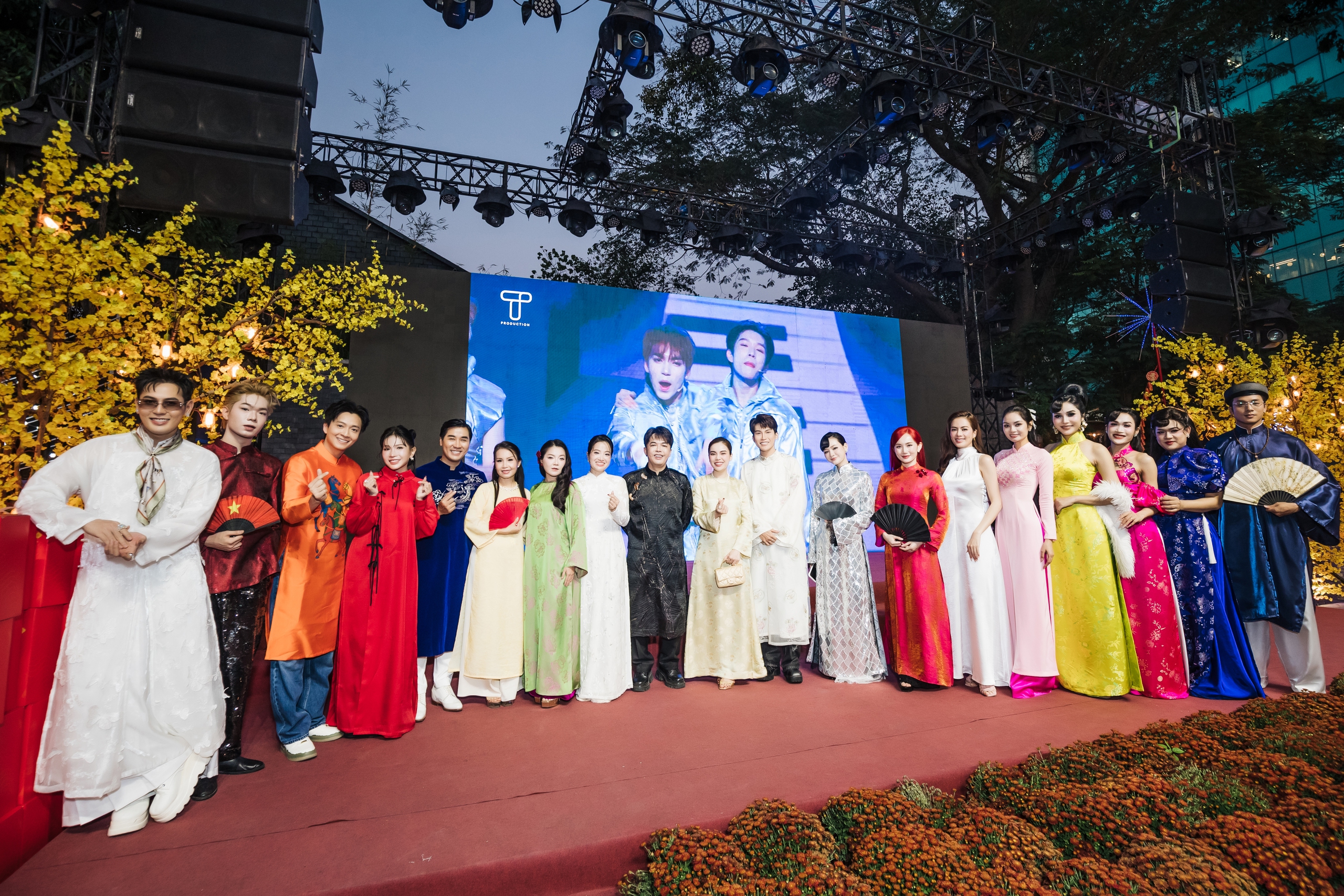 Hàng loạt nghệ sĩ nhận bằng khen - Ảnh 2.