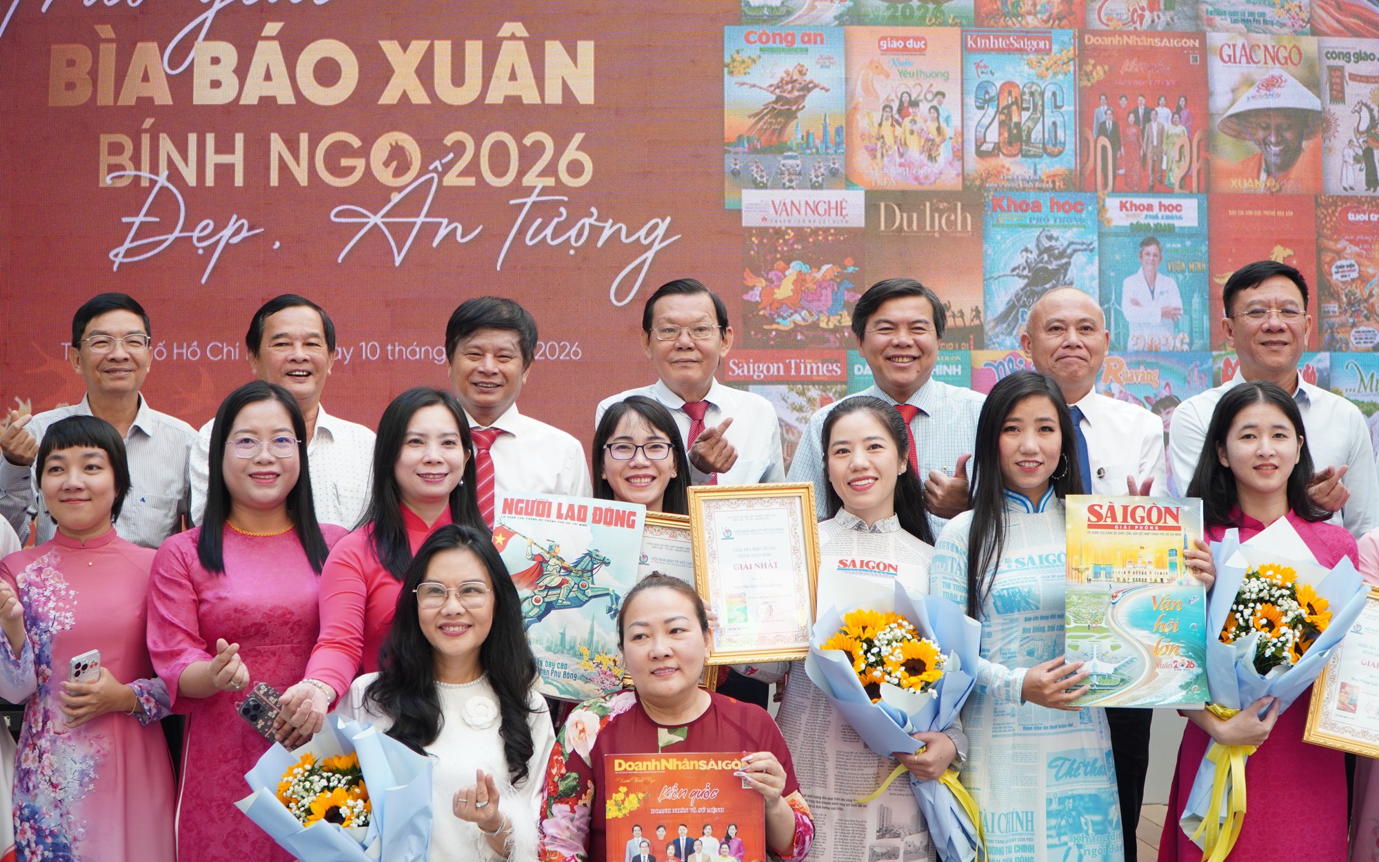 Ng&agrave;y Tết đọc b&aacute;o Xu&acirc;n  - Ảnh 2.