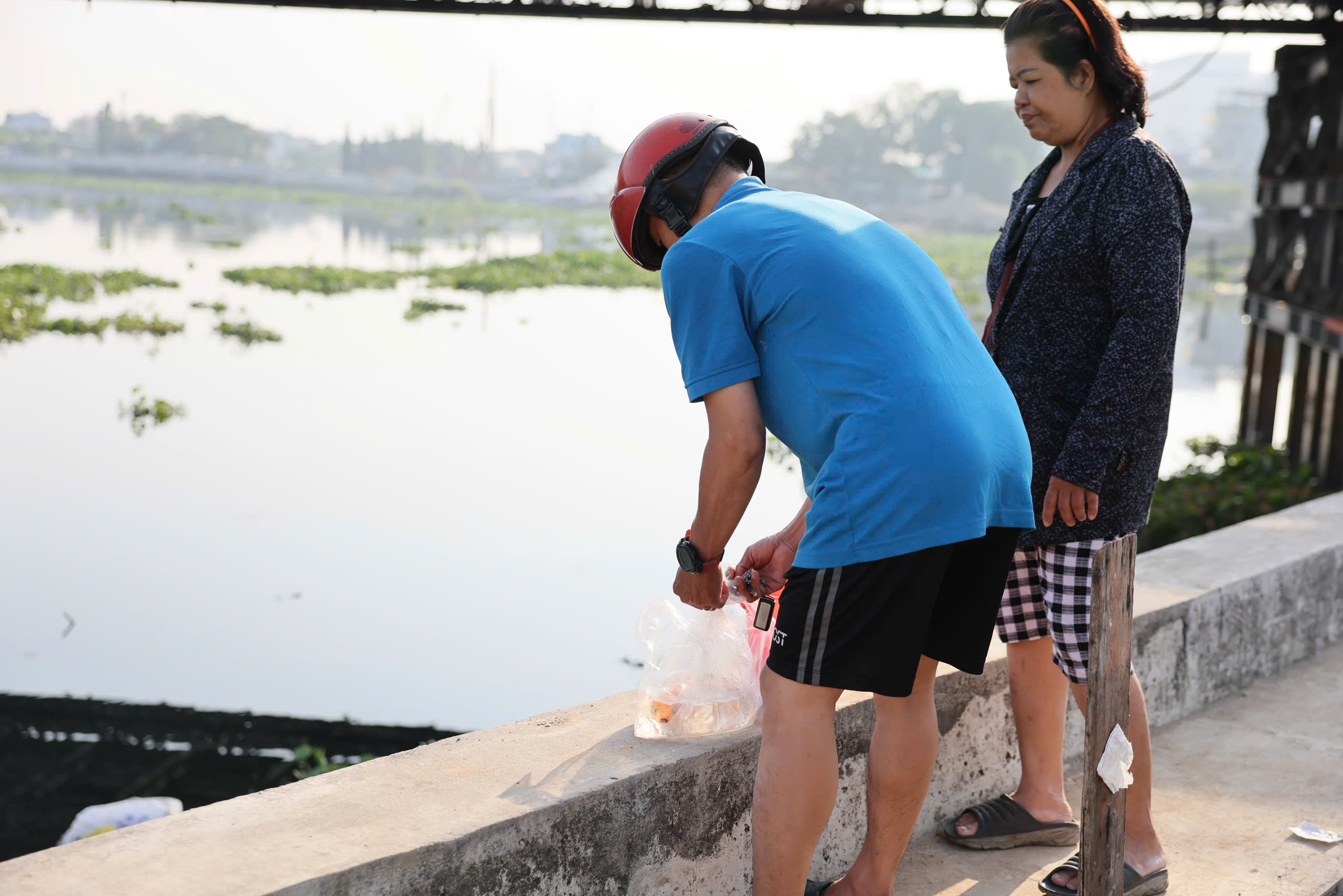 Người d&acirc;n TP HCM đi thả c&aacute; ch&eacute;p từ s&aacute;ng sớm - Ảnh 3.