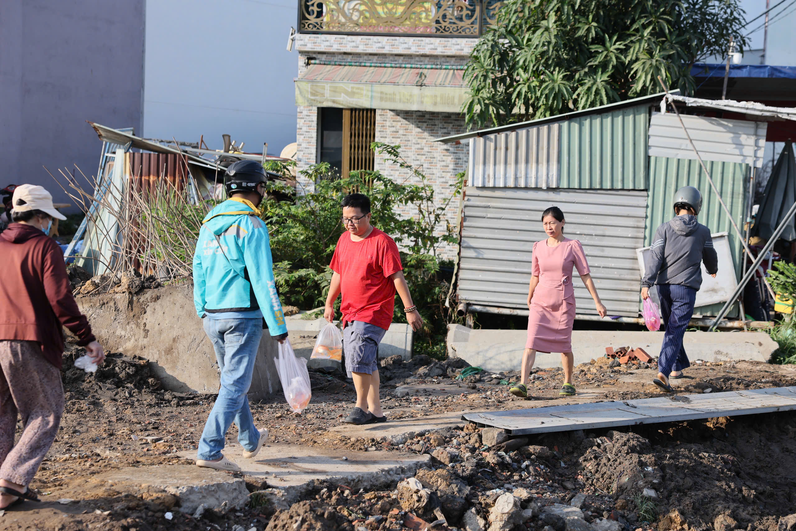 Người d&acirc;n TP HCM đi thả c&aacute; ch&eacute;p từ s&aacute;ng sớm - Ảnh 5.