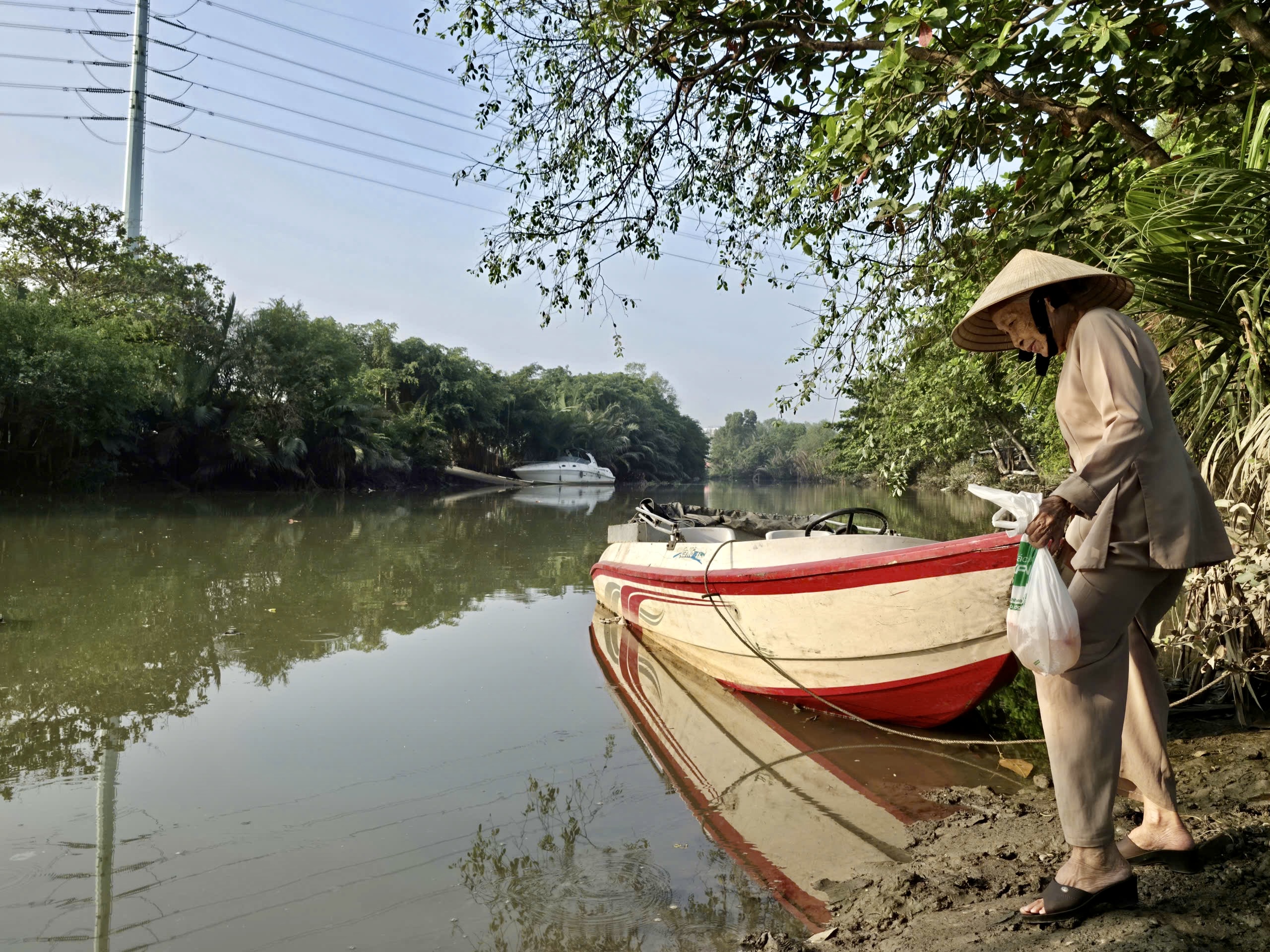 Người d&acirc;n TP HCM đi thả c&aacute; ch&eacute;p từ s&aacute;ng sớm - Ảnh 11.