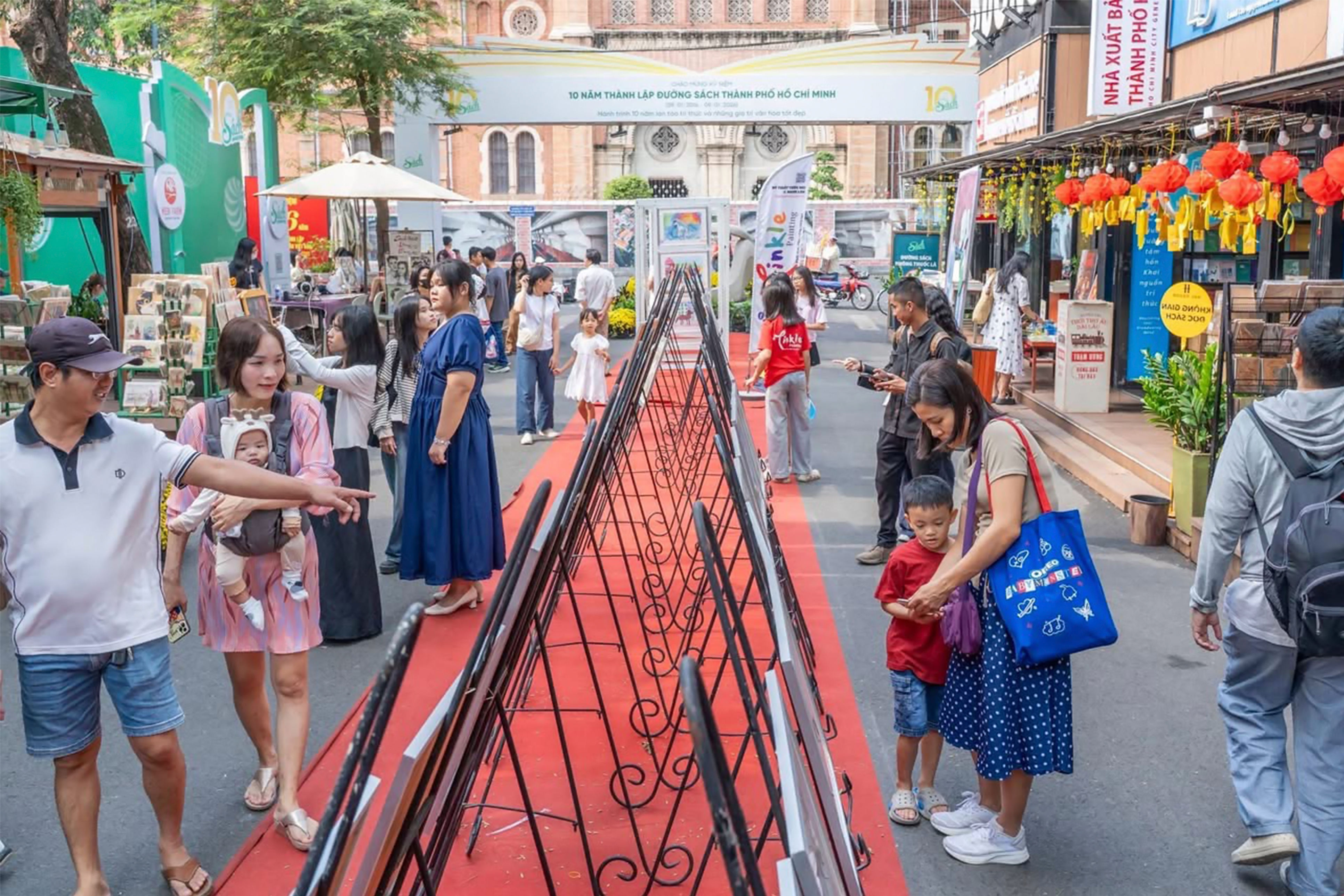 Đường sách Tết vun bồi tri thức - Ảnh 1.