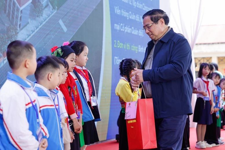 Thủ tướng dự lễ khởi c&ocirc;ng trường li&ecirc;n cấp, tặng qu&agrave; c&ocirc;ng nh&acirc;n ở Thanh H&oacute;a - Ảnh 7.