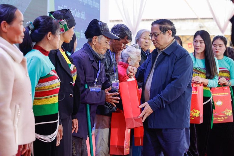 Thủ tướng dự lễ khởi c&ocirc;ng trường li&ecirc;n cấp, tặng qu&agrave; c&ocirc;ng nh&acirc;n ở Thanh H&oacute;a - Ảnh 8.