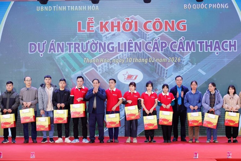Thủ tướng dự lễ khởi c&ocirc;ng trường li&ecirc;n cấp, tặng qu&agrave; c&ocirc;ng nh&acirc;n ở Thanh H&oacute;a - Ảnh 9.