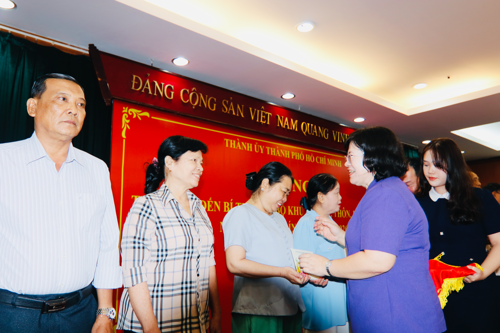 TPHCM dành hơn 1 tỉ đồng tặng quà Tết cho bí thư chi bộ cơ sở - Ảnh 3.