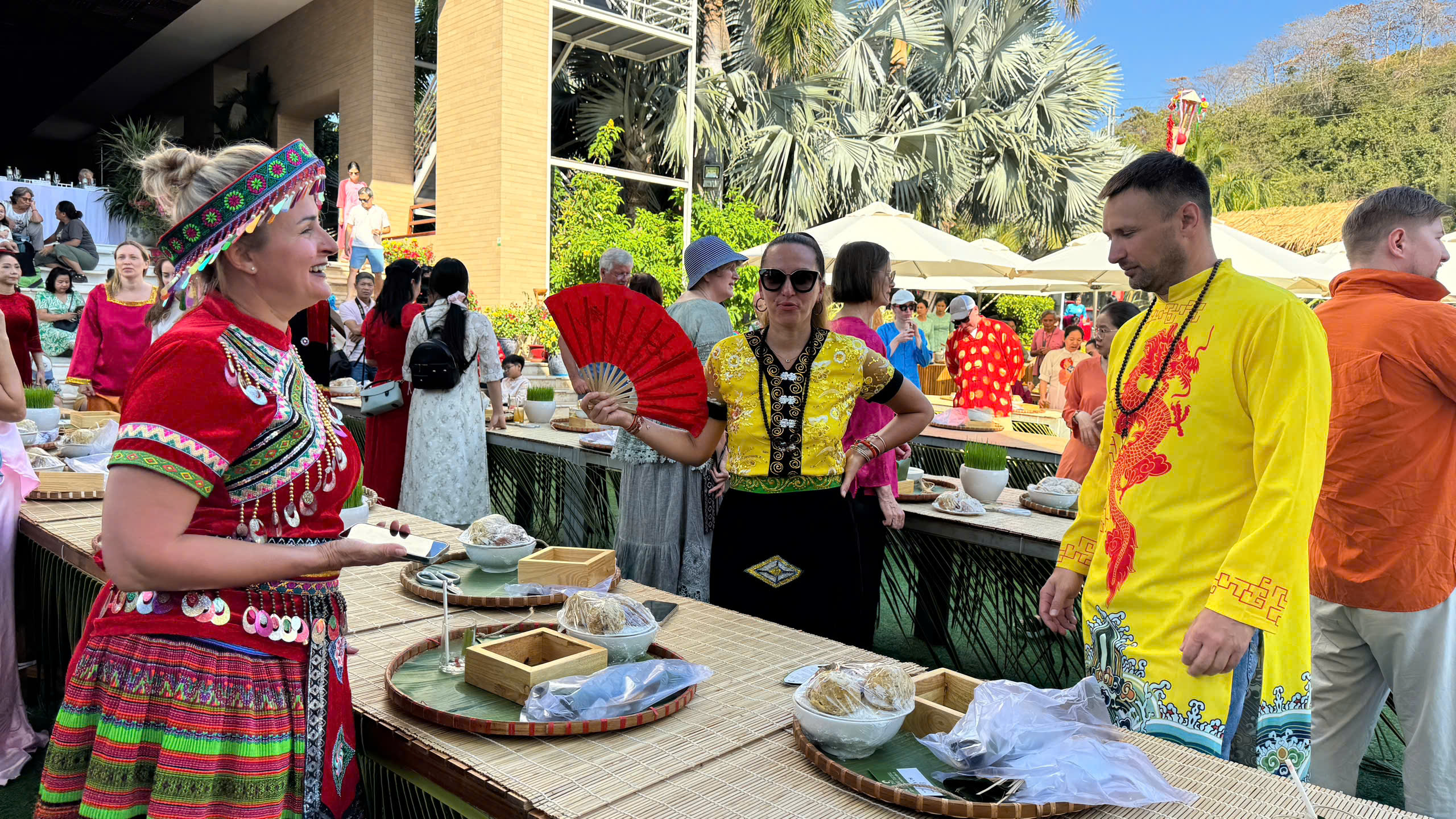 Du khách quốc tế trải nghiệm Tết Việt, gói bánh chưng tại Mũi Né - Ảnh 4. Du khách quốc tế trải nghiệm Tết Việt, gói bánh chưng tại Mũi Né - Ảnh 4.