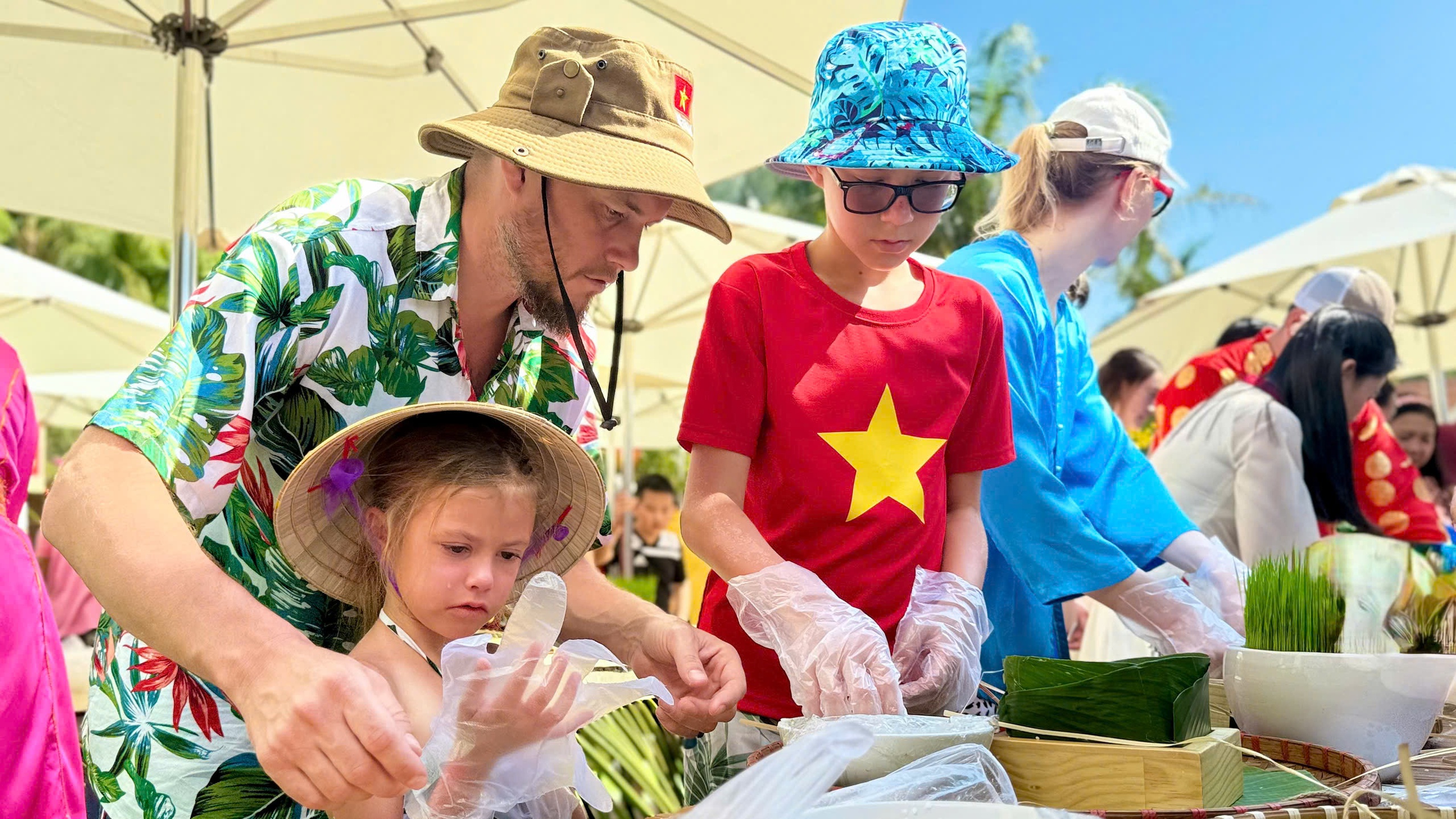 Du khách quốc tế trải nghiệm Tết Việt, gói bánh chưng tại Mũi Né - Ảnh 8. Du khách quốc tế trải nghiệm Tết Việt, gói bánh chưng tại Mũi Né - Ảnh 8.