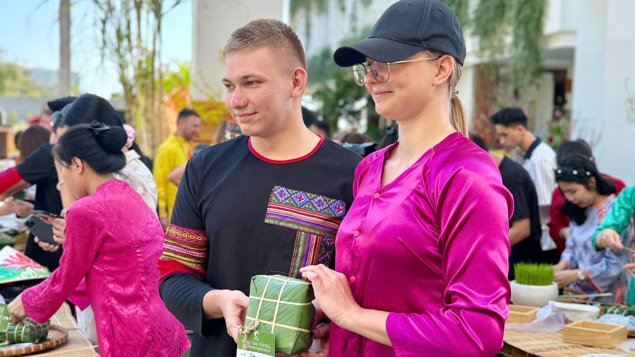 Du khách quốc tế trải nghiệm Tết Việt, gói bánh chưng tại Mũi Né - Ảnh 3. Du khách quốc tế trải nghiệm Tết Việt, gói bánh chưng tại Mũi Né - Ảnh 3.