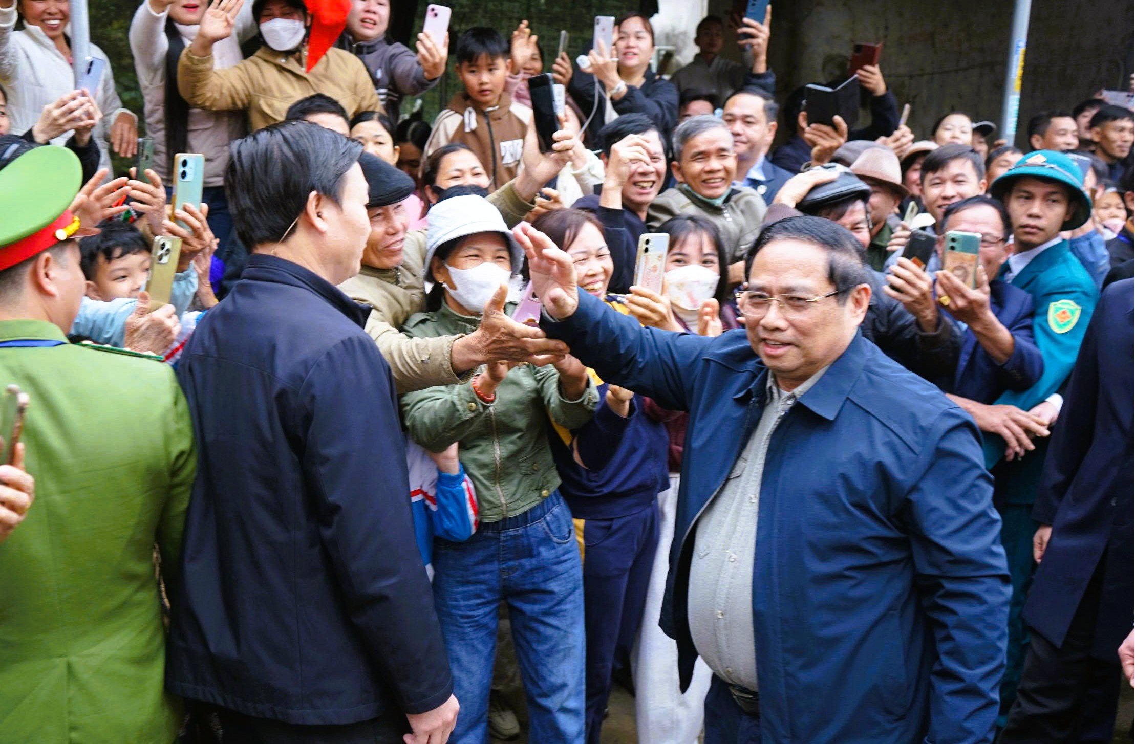 Thủ tướng dự lễ khởi c&ocirc;ng trường li&ecirc;n cấp, tặng qu&agrave; c&ocirc;ng nh&acirc;n ở Thanh H&oacute;a - Ảnh 2.