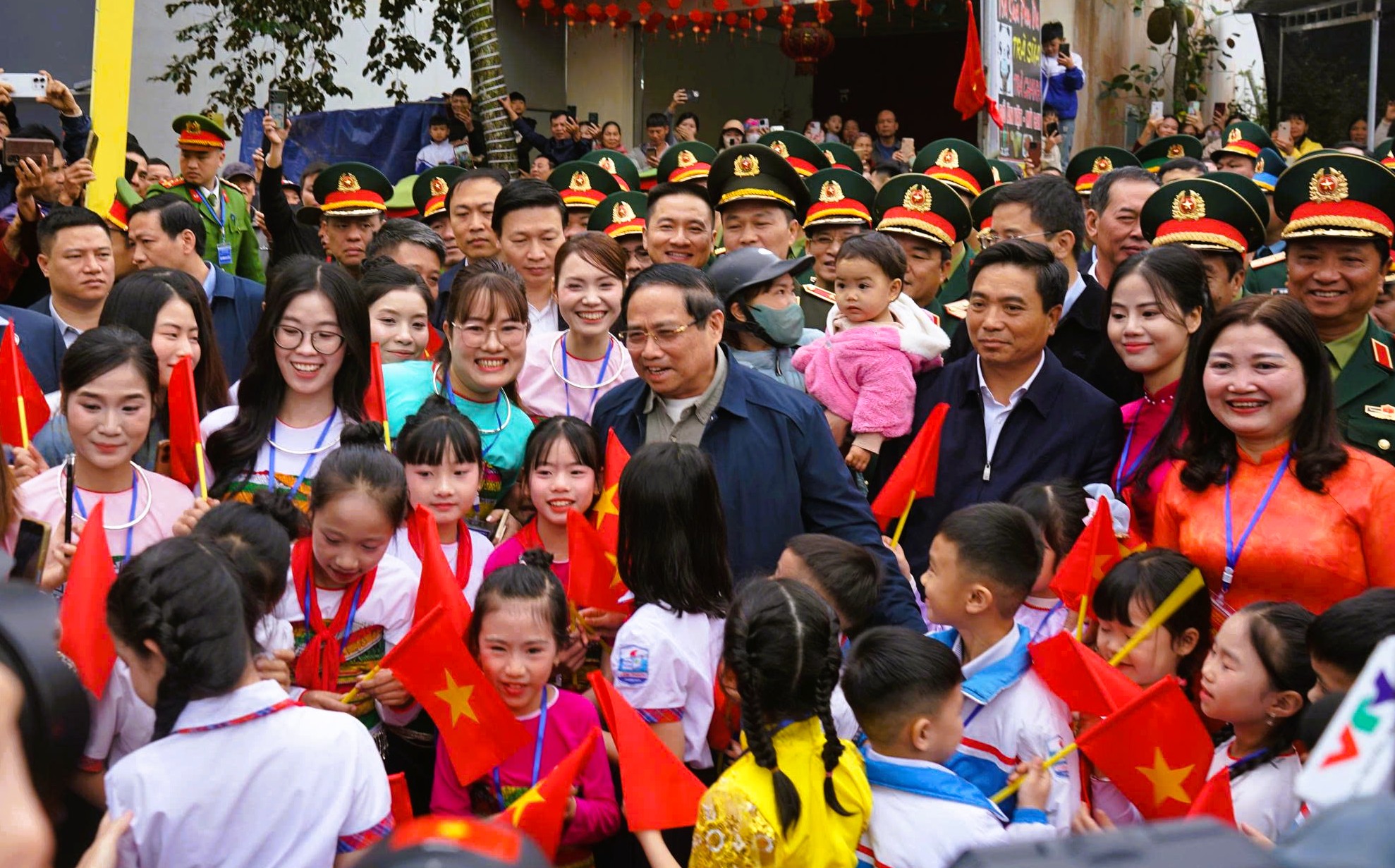 Thủ tướng dự lễ khởi c&ocirc;ng trường li&ecirc;n cấp, tặng qu&agrave; c&ocirc;ng nh&acirc;n ở Thanh H&oacute;a - Ảnh 1.