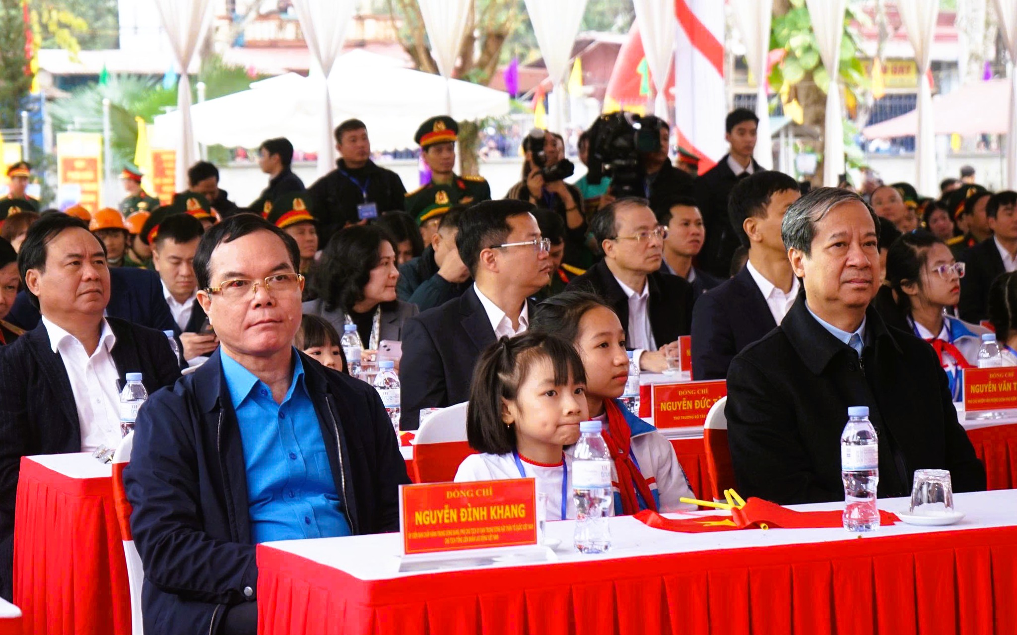 Thủ tướng dự lễ khởi c&ocirc;ng trường li&ecirc;n cấp, tặng qu&agrave; c&ocirc;ng nh&acirc;n ở Thanh H&oacute;a - Ảnh 5.