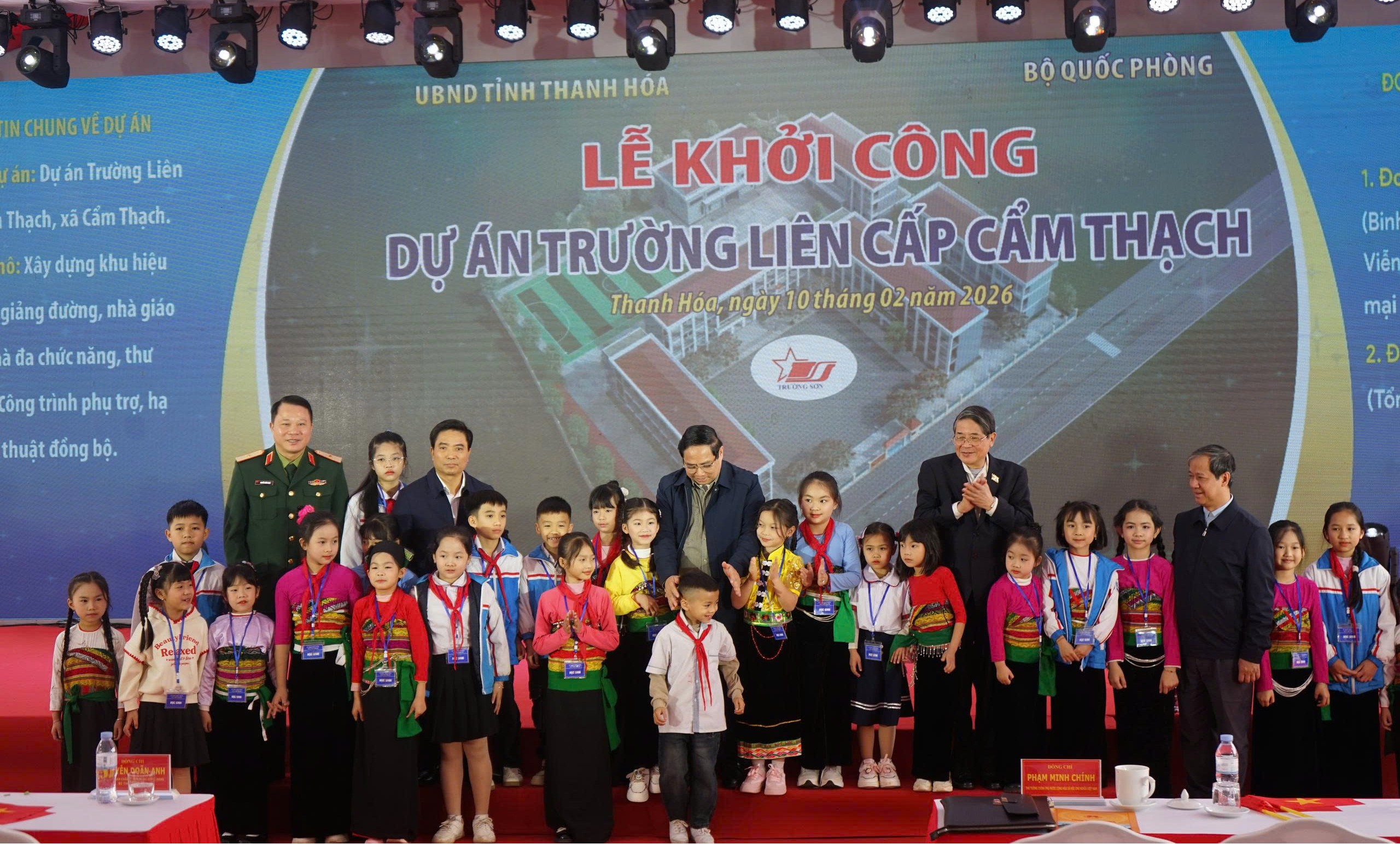 Thủ tướng dự lễ khởi c&ocirc;ng trường li&ecirc;n cấp, tặng qu&agrave; c&ocirc;ng nh&acirc;n ở Thanh H&oacute;a - Ảnh 4.