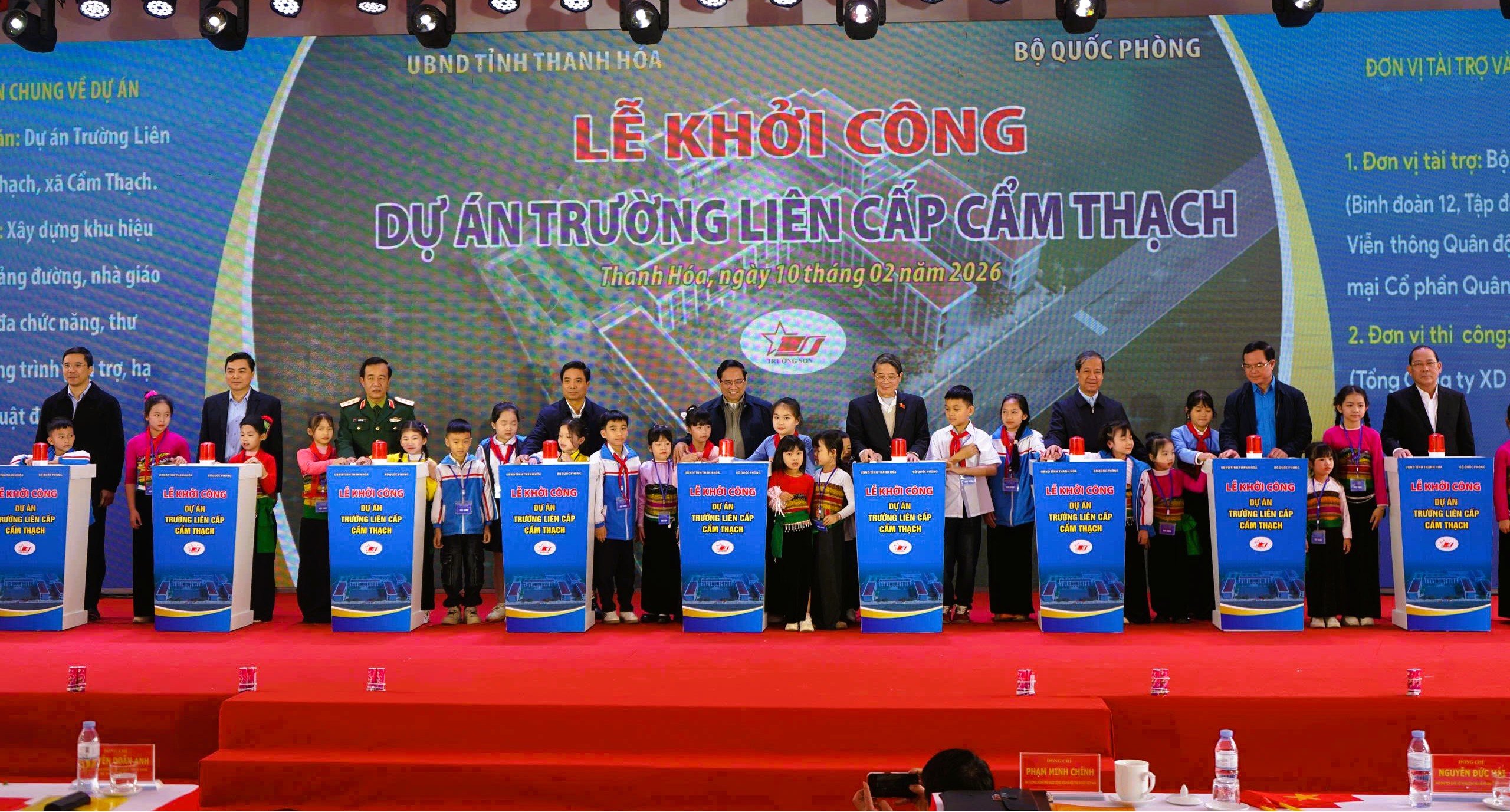 Thủ tướng dự lễ khởi c&ocirc;ng trường li&ecirc;n cấp, tặng qu&agrave; c&ocirc;ng nh&acirc;n ở Thanh H&oacute;a - Ảnh 6.