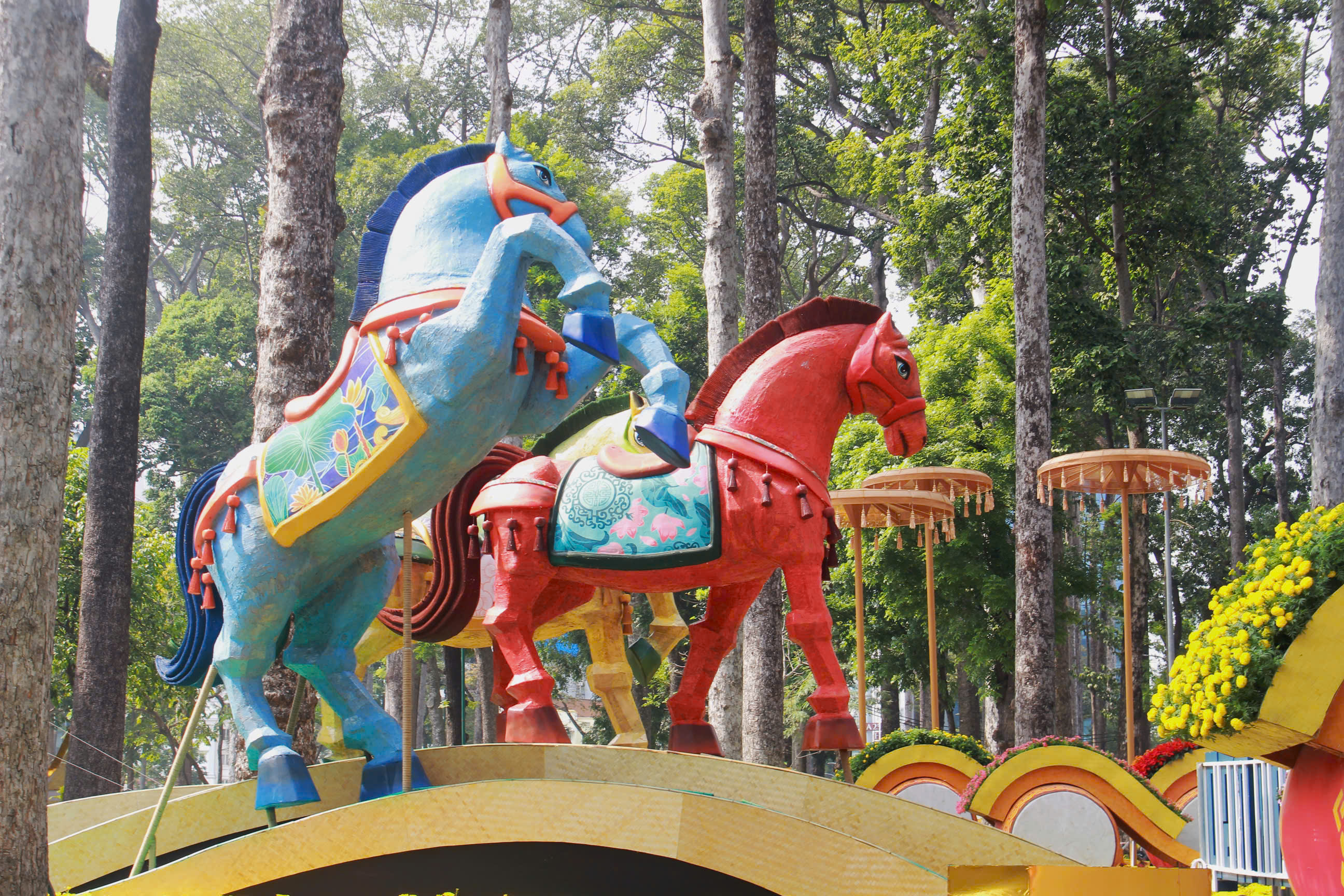 Lộ diện Cụm linh vật Tam mã tại Hội hoa xuân TPHCM 2026 - Ảnh 2.