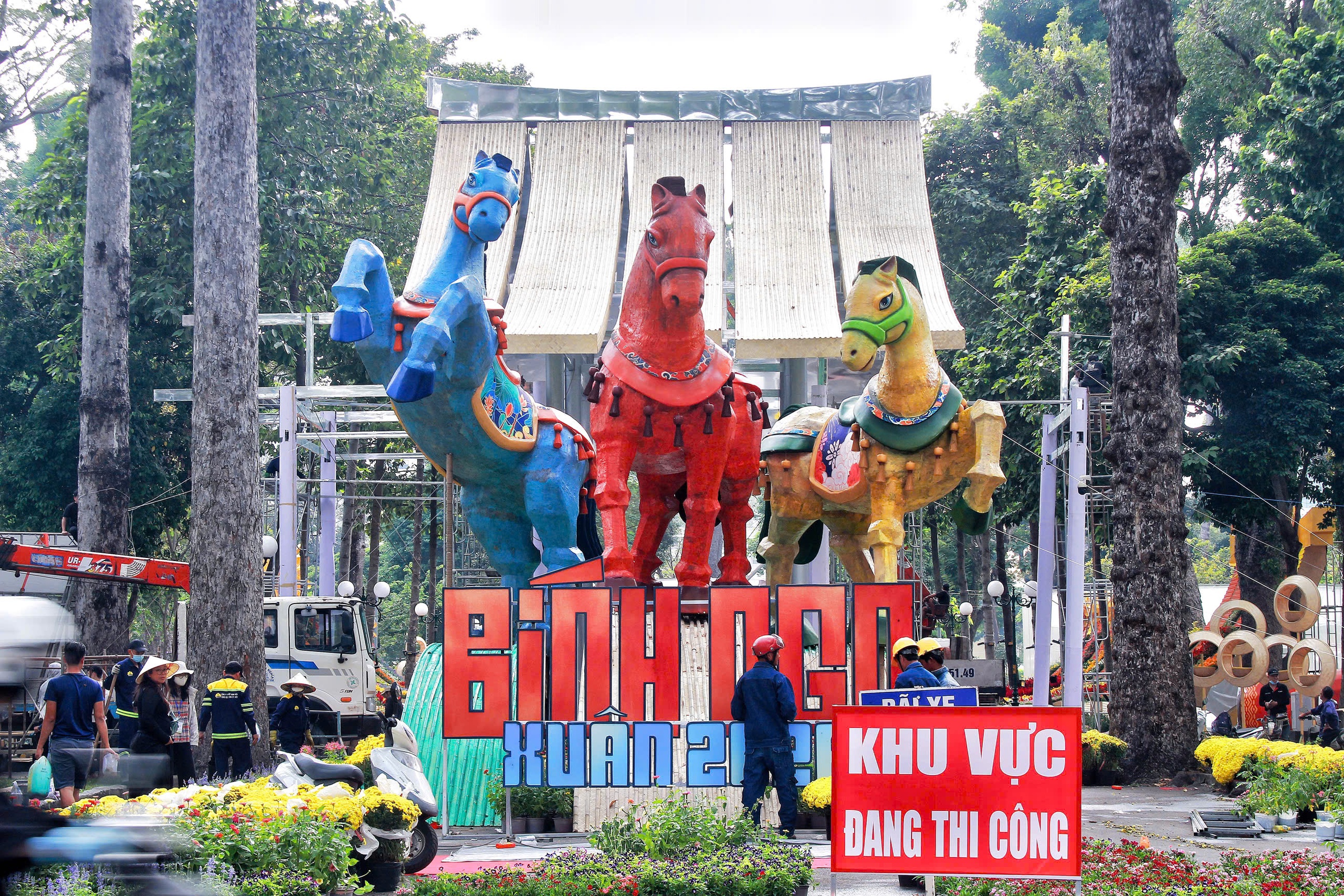 Lộ diện Cụm linh vật Tam mã tại Hội hoa xuân TPHCM 2026 - Ảnh 1.