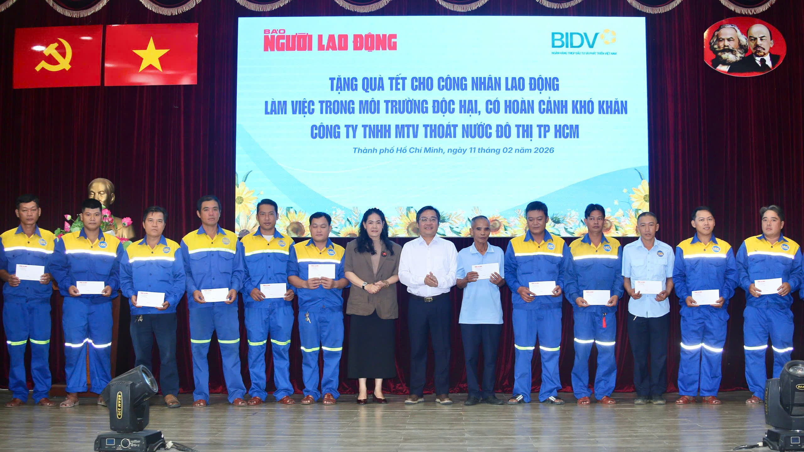 Báo Người Lao Động trao quà Tết cho Công nhân thoát nước TPHCM - Ảnh 5.