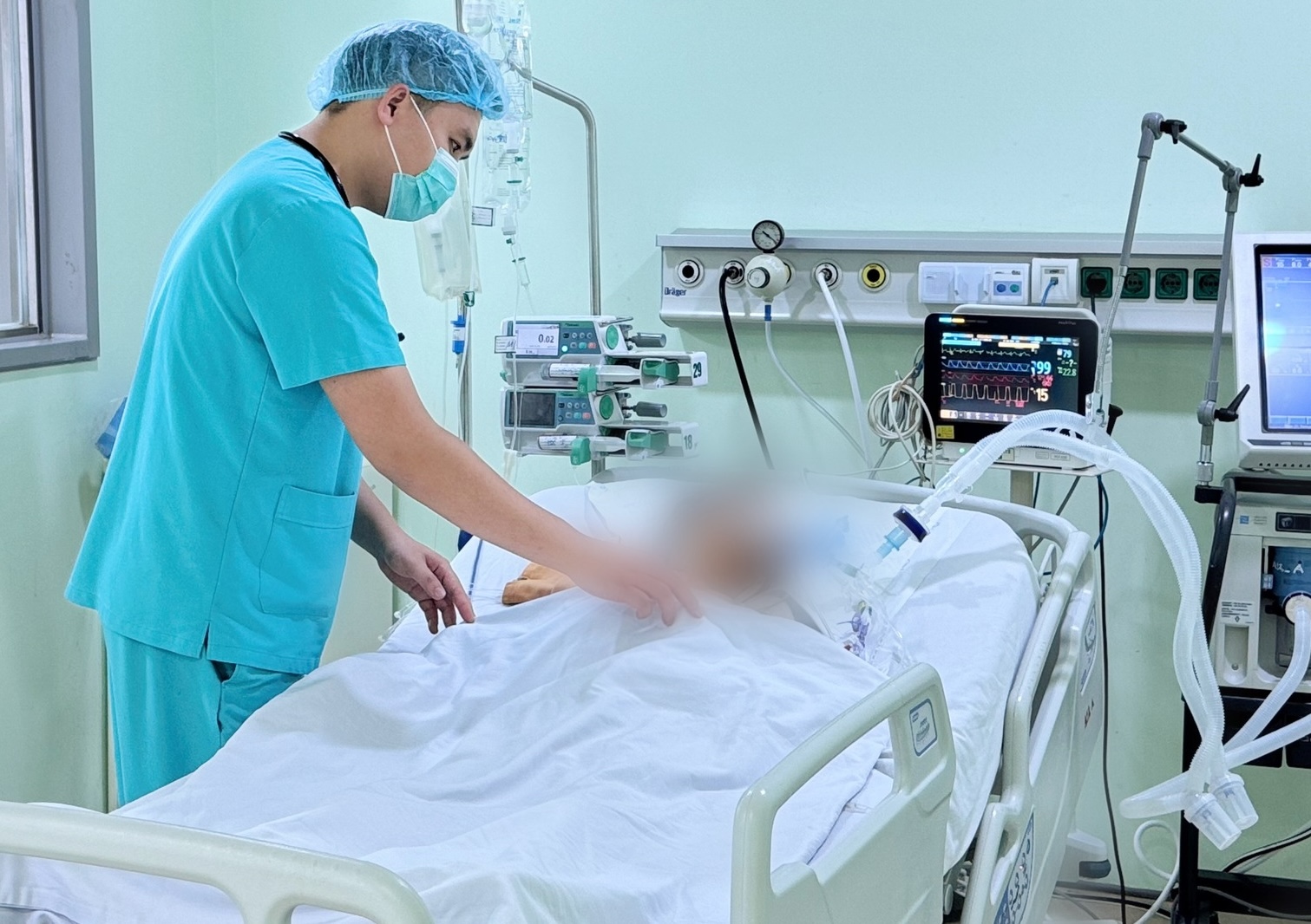 Nam thanh niên hôn mê, thở máy sau hút thuốc lá điện tử - Ảnh 1.