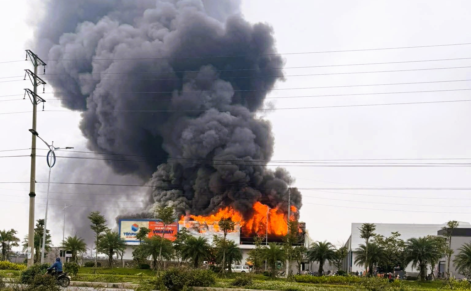 Cháy lớn tại cụm công nghiệp ở Ninh Bình, cội khói bốc cao hàng chục mét - Ảnh 2.