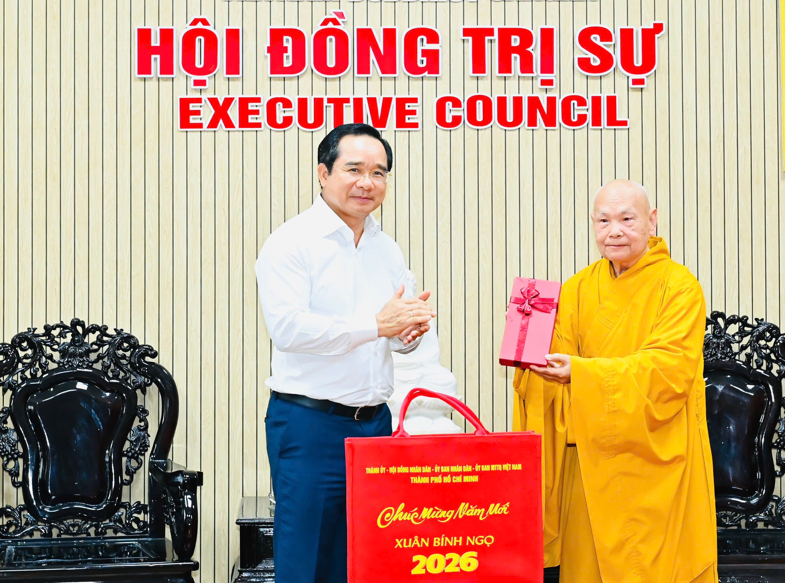 Chủ tịch UBND TPHCM thăm, chúc Tết tôn giáo - Ảnh 1.