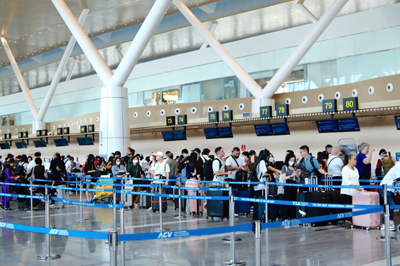 Siết tr&aacute;ch nhiệm h&atilde;ng bay để hạn chế chậm, trễ chuyến - Ảnh 1.