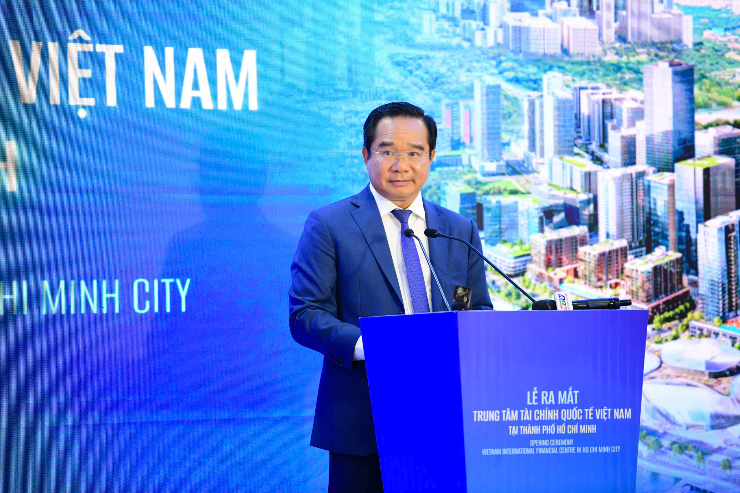 Thủ tướng đ&aacute;nh cồng ch&iacute;nh thức ra mắt Trung t&acirc;m t&agrave;i ch&iacute;nh quốc tế Việt Nam tại TPHCM - Ảnh 4.