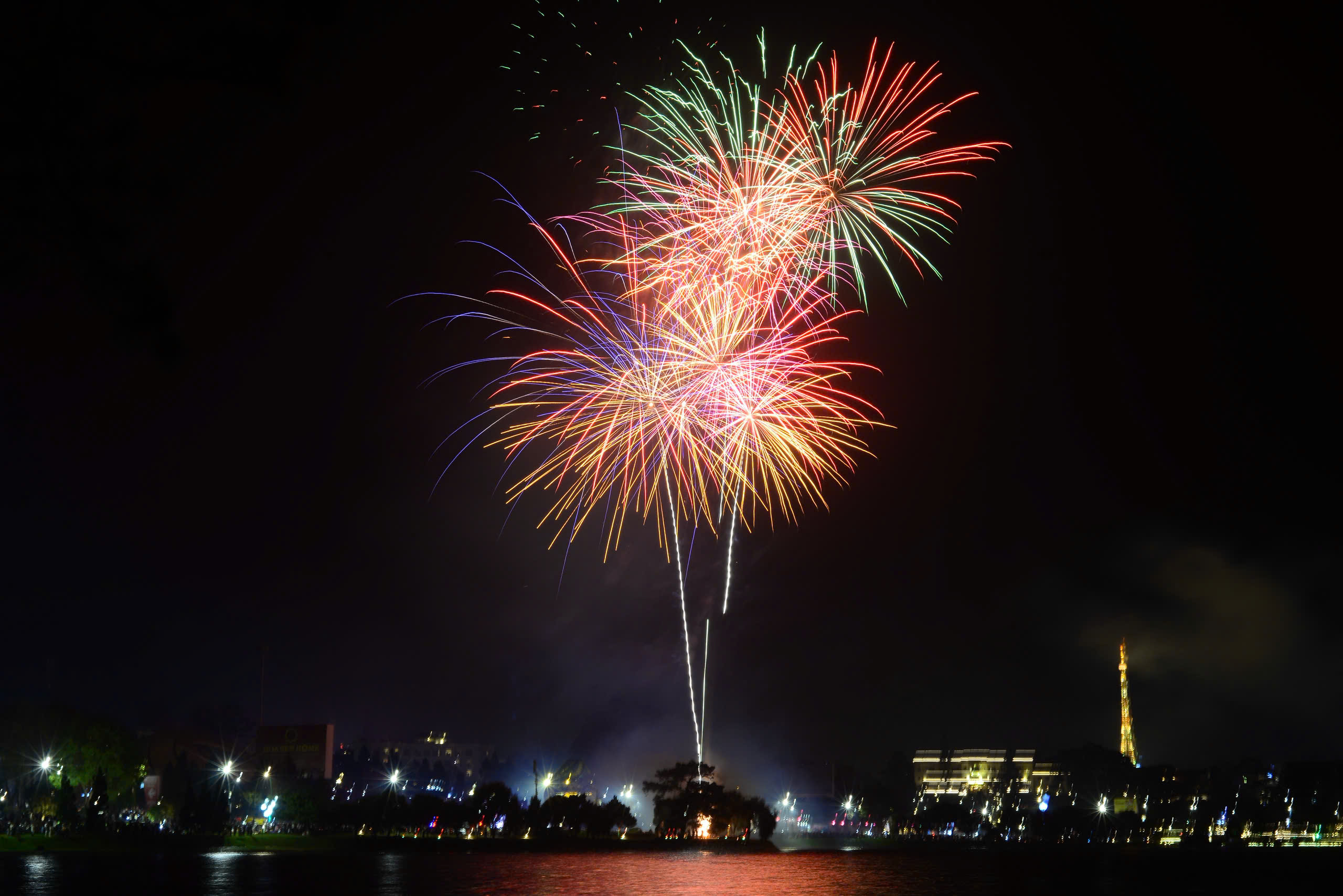 Chi tiết 19 địa điểm bắn pháo hoa đêm Giao thừa Tết Nguyên đán ở Lâm Đồng - Ảnh 1.