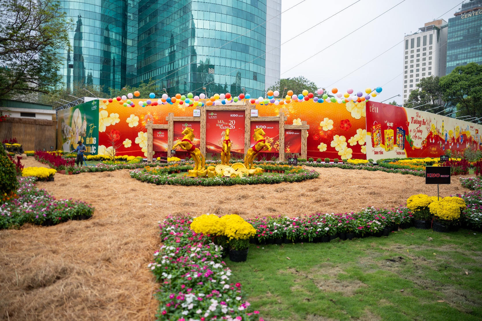 Khu “đất vàng” 12 Lê Duẩn rực rỡ sắc xuân dịp Tết Bính Ngọ - Ảnh 1.