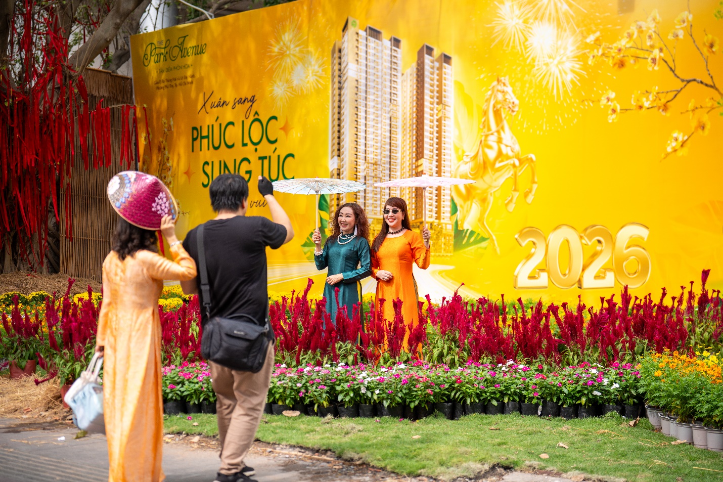 Khu “đất vàng” 12 Lê Duẩn rực rỡ sắc xuân dịp Tết Bính Ngọ - Ảnh 3.