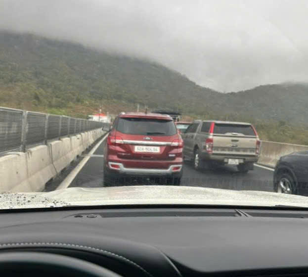 Tai nạn li&ecirc;n tiếp, đường cao tốc từ TPHCM ra miền Trung &ugrave;n tắc nhiều điểm - Ảnh 3.