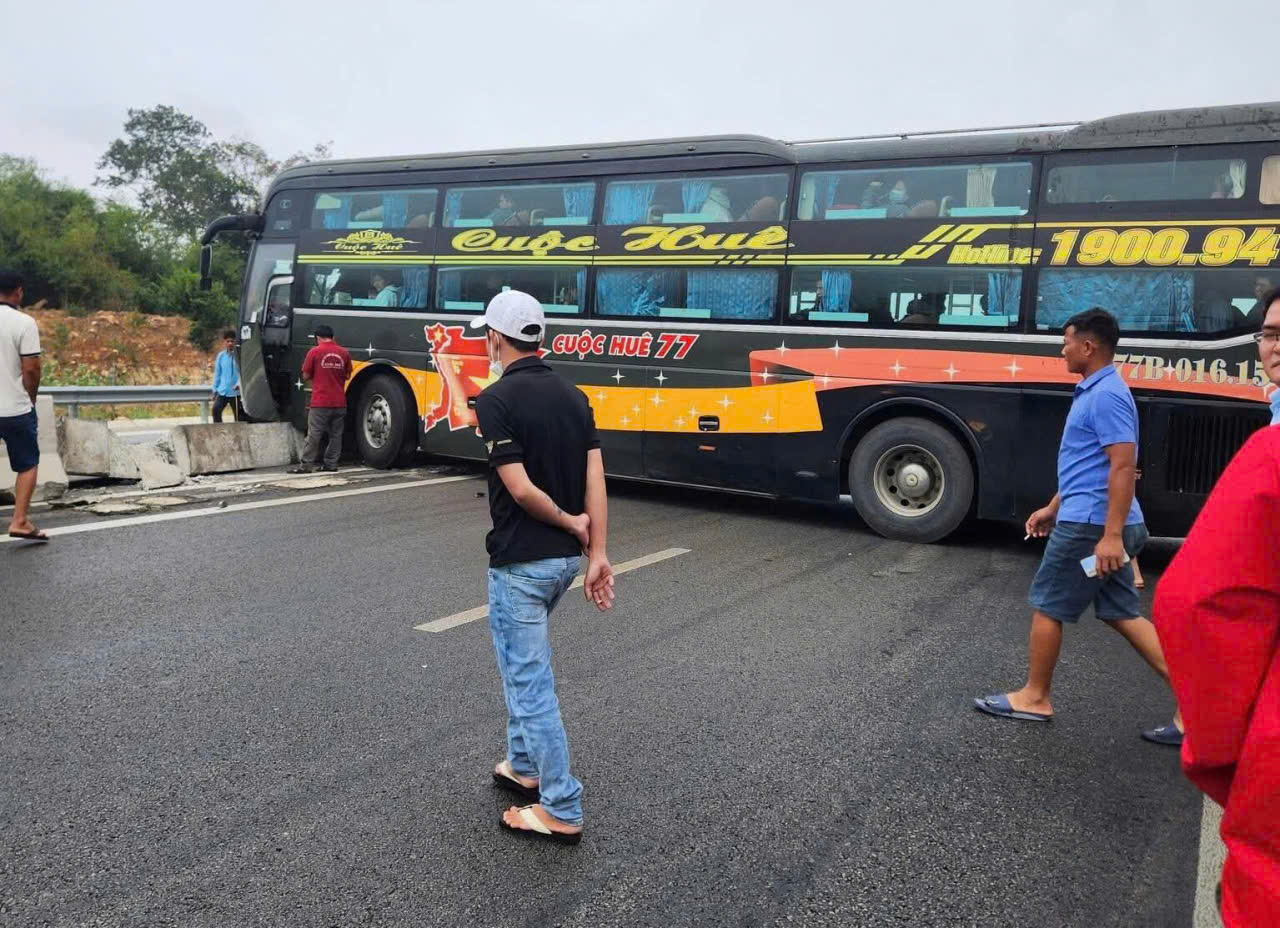 Tai nạn liên tiếp, đường cao tốc từ TPHCM ra miền Trung ùn tắc nhiều điểm - Ảnh 2.