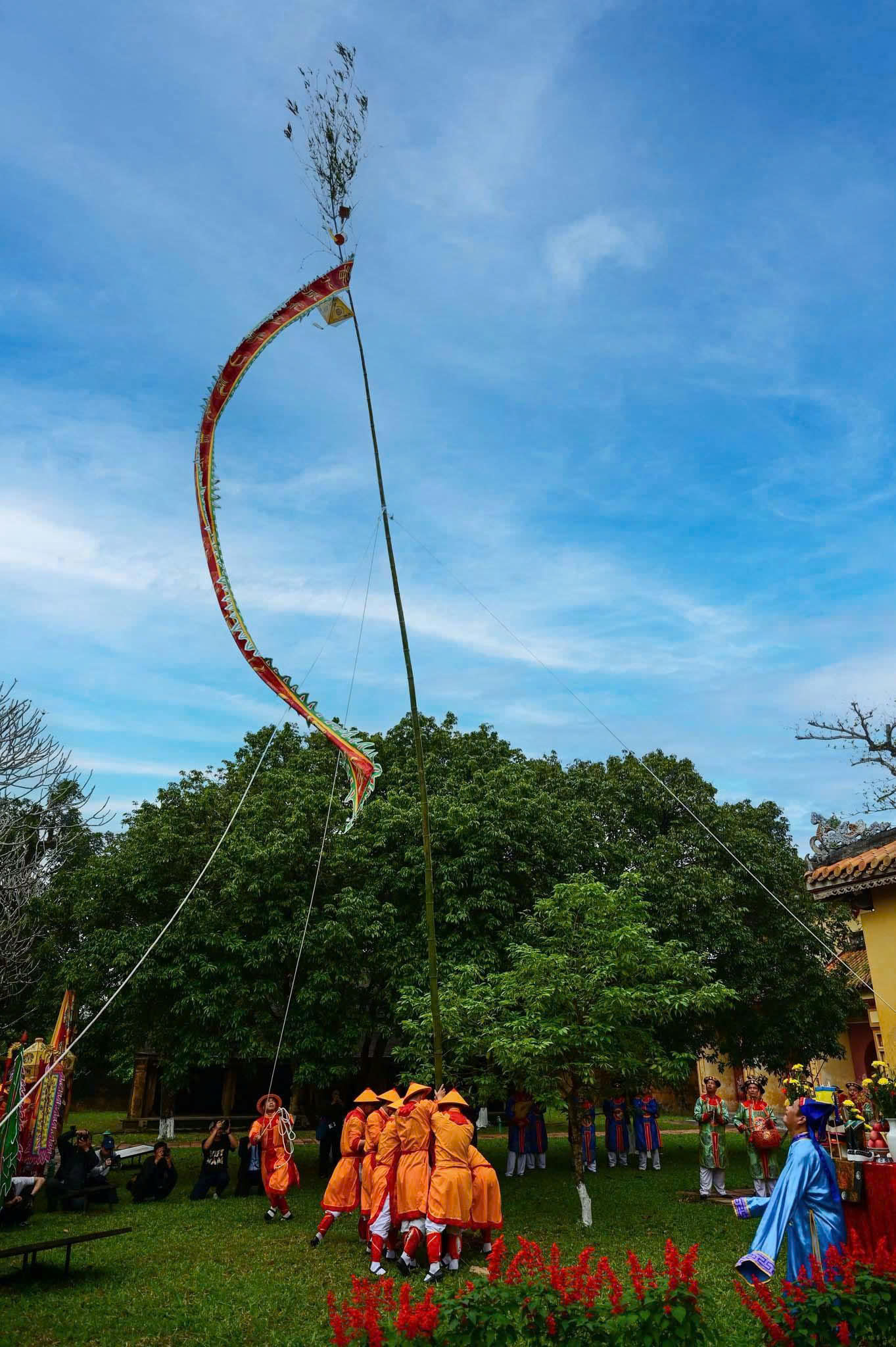 SÔI ĐỘNG MÙA LỄ HỘI: Du xuân xứ Nghệ - Ảnh 2. SÔI ĐỘNG MÙA LỄ HỘI: Du xuân xứ Nghệ - Ảnh 1.